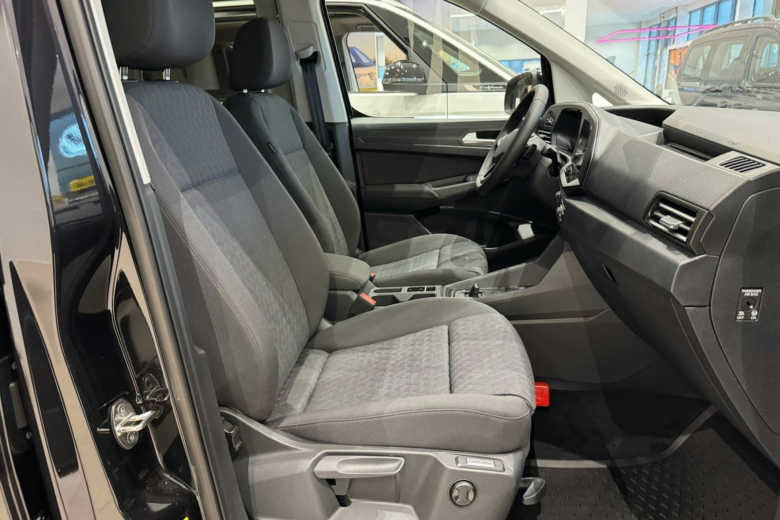 met. musta Volkswagen Caddy Maxi 2026 kuva 15.