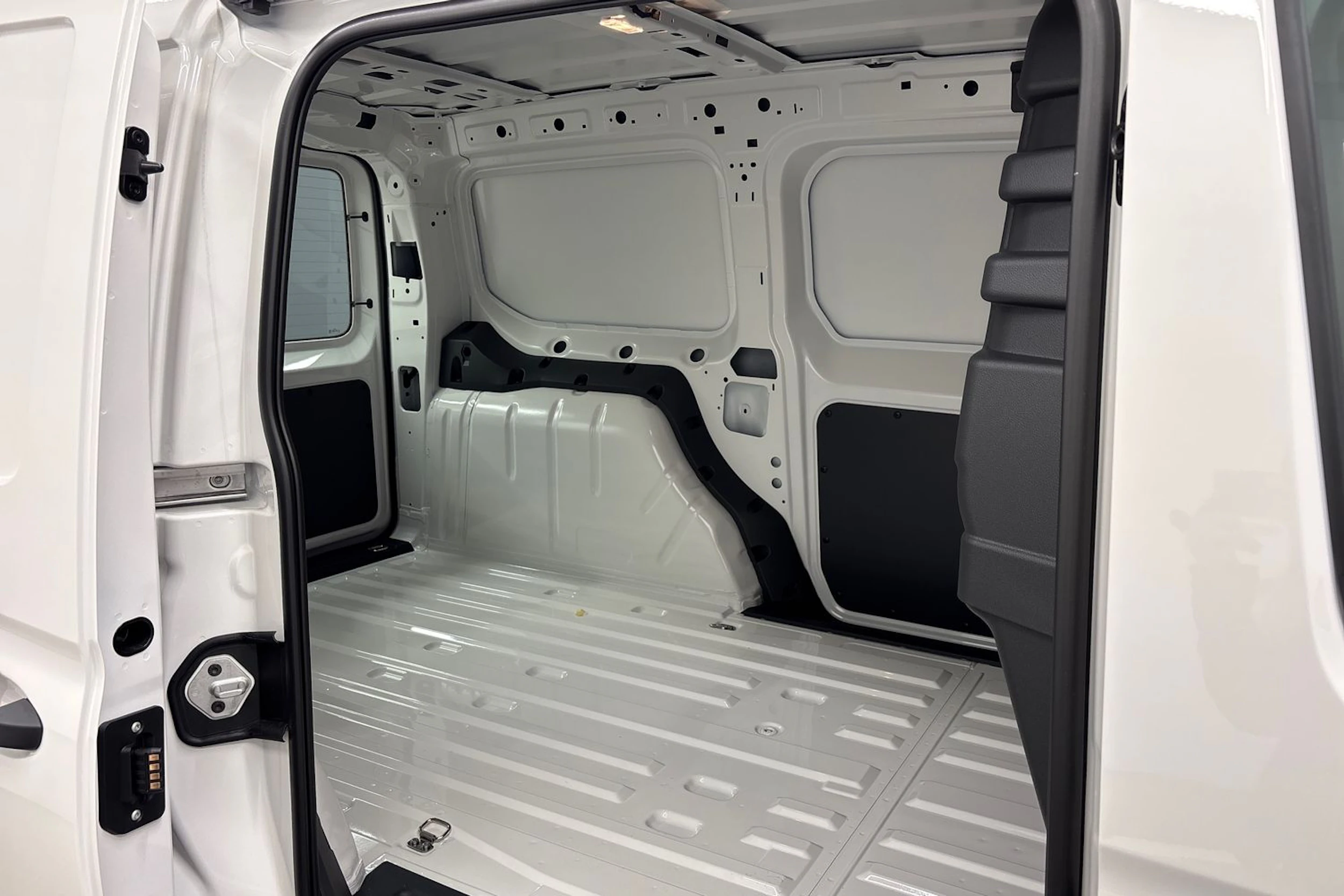 valkoinen Volkswagen Caddy Maxi 2026 kuva 23.