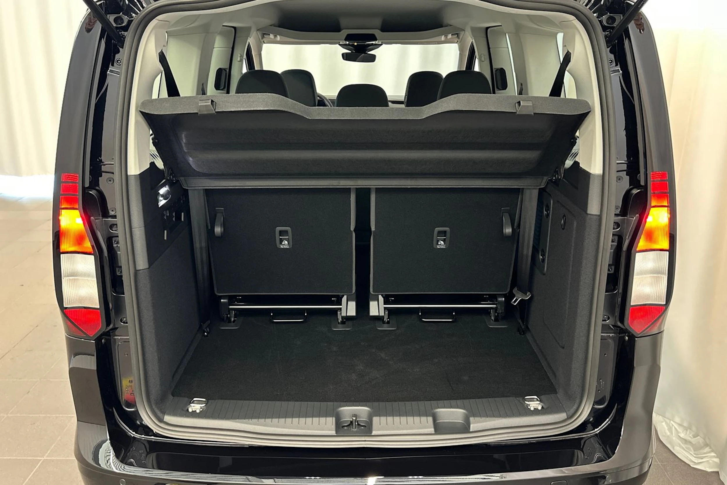 musta Volkswagen Caddy Maxi 2026 kuva 15.