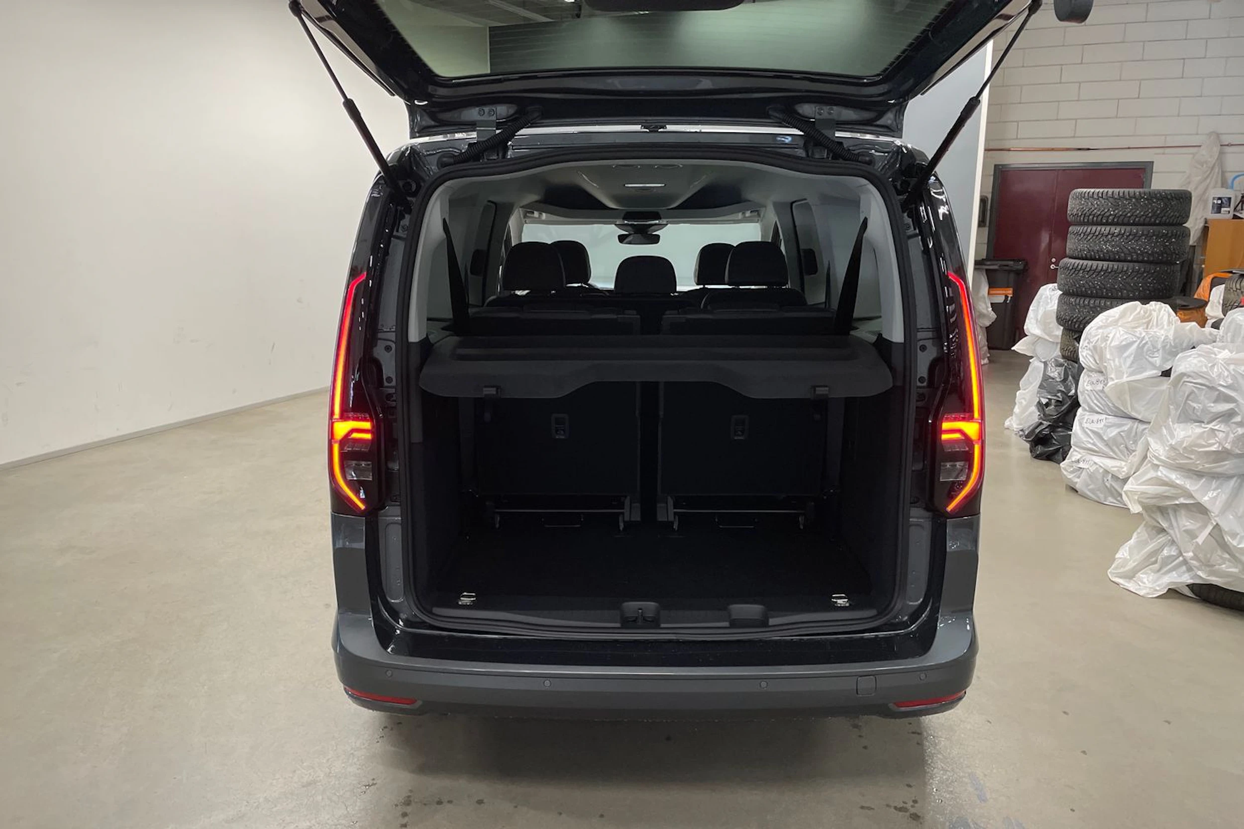 Harmaa Volkswagen Caddy 2026 kuva 11.