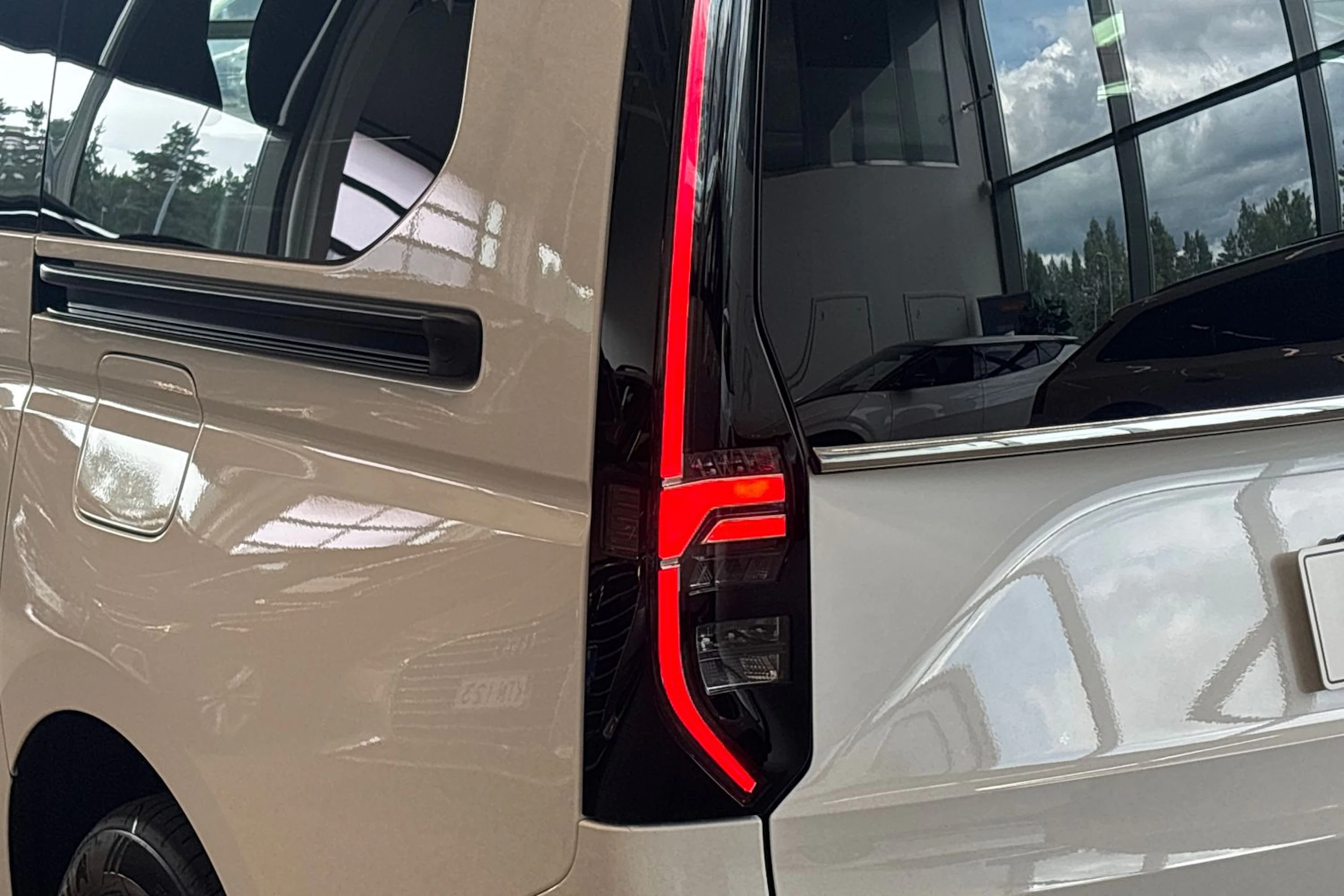 valkoinen Volkswagen Caddy Maxi 2026 kuva 14.