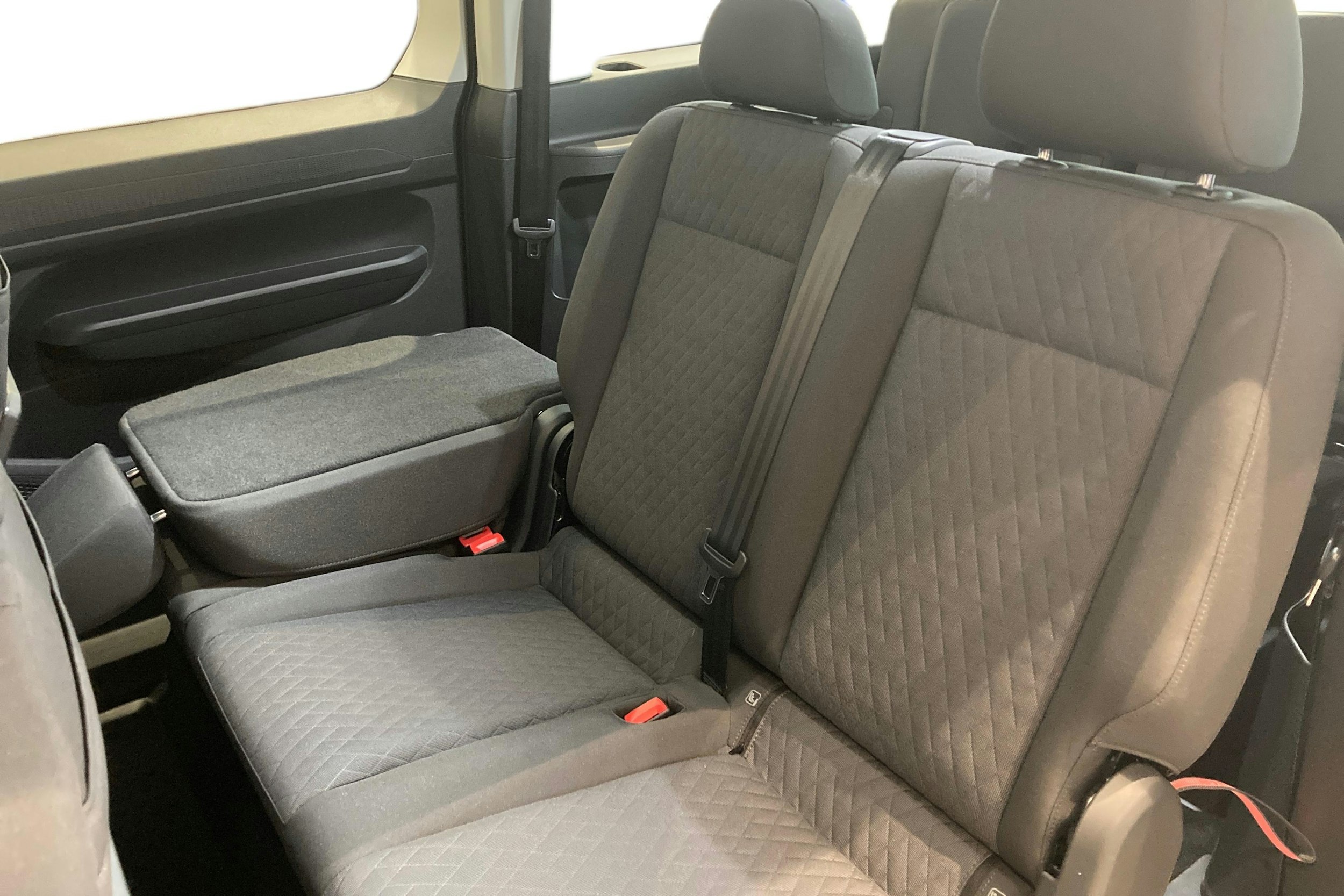 sininen Volkswagen Caddy Maxi 2026 kuva 8.