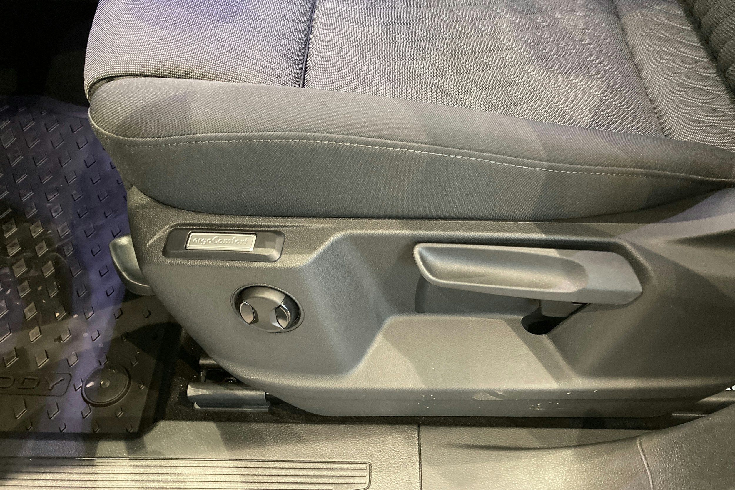 sininen Volkswagen Caddy Maxi 2026 kuva 12.