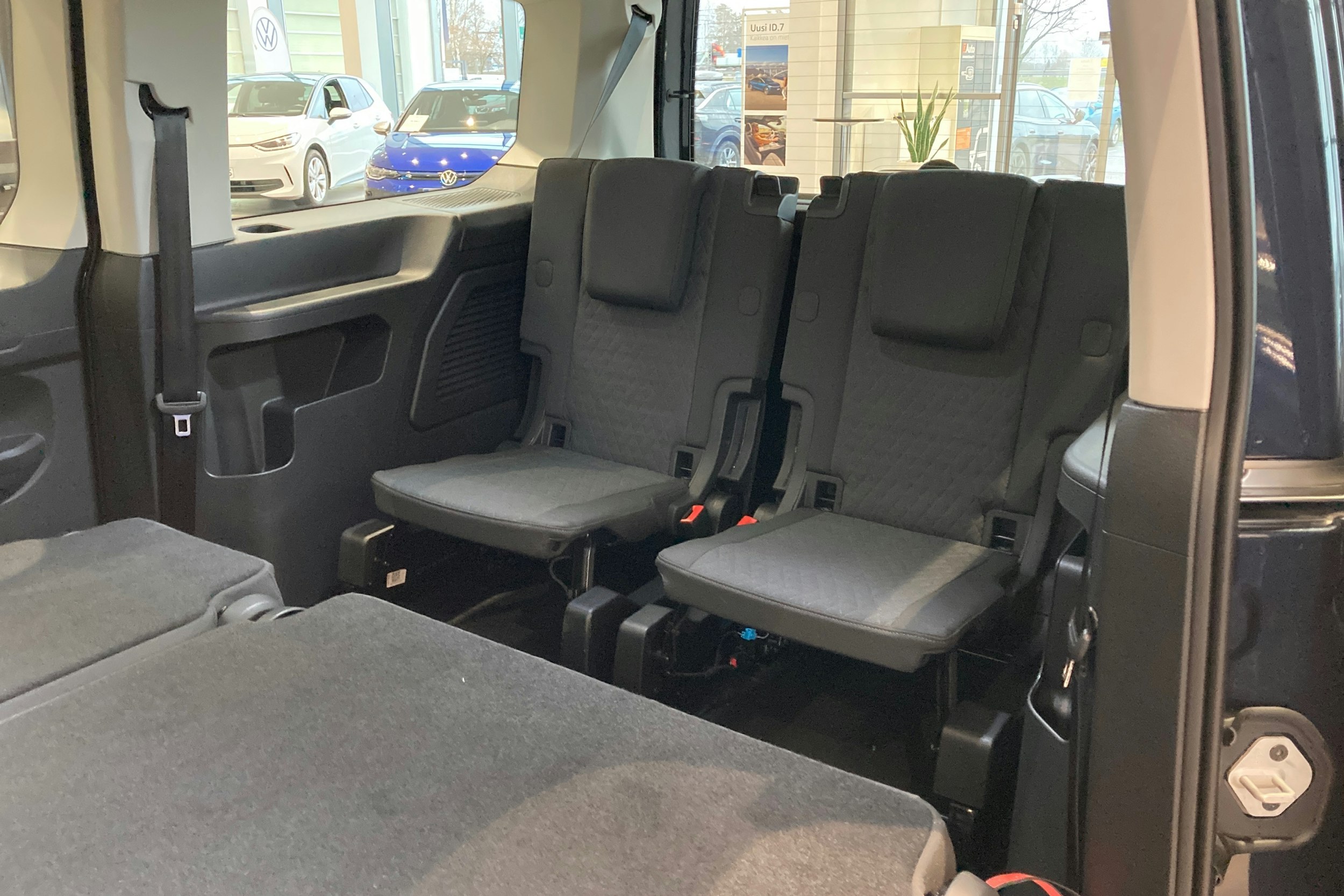 sininen Volkswagen Caddy Maxi 2026 kuva 19.