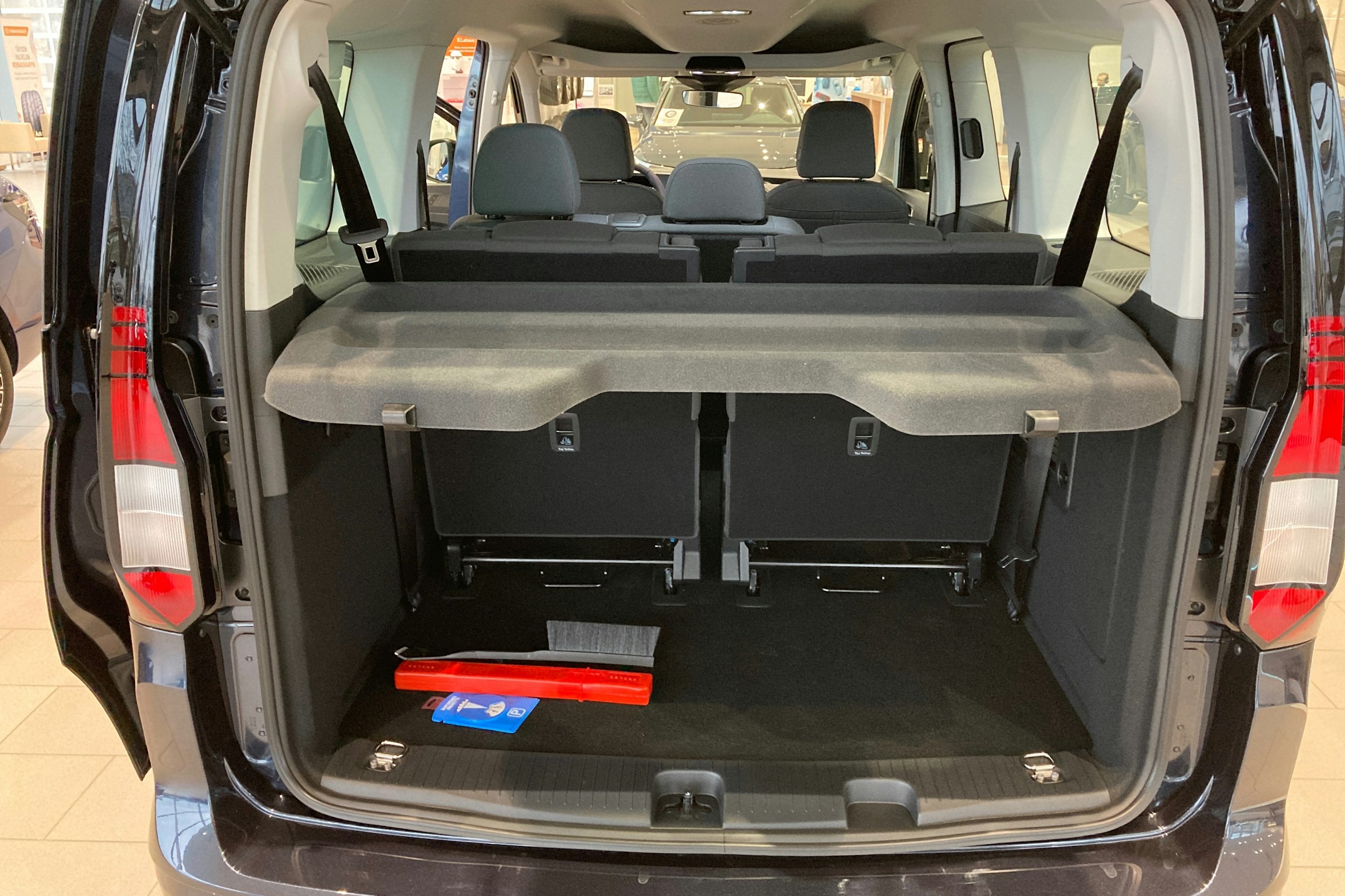 sininen Volkswagen Caddy Maxi 2026 kuva 22.