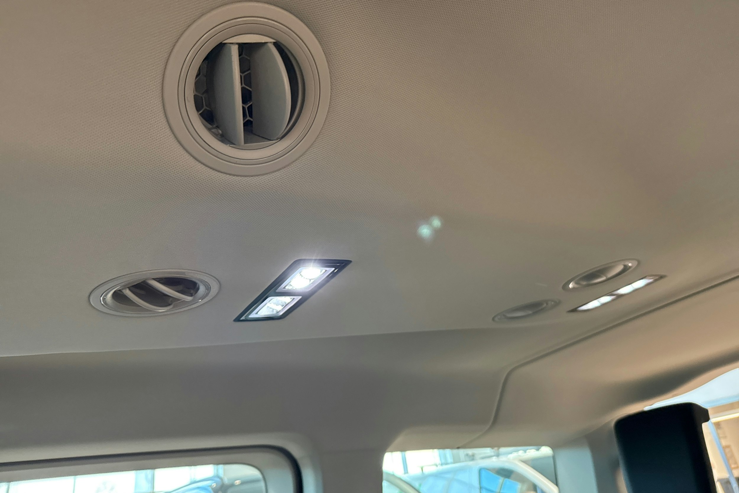 Ruskea (beige) Volkswagen Caddy Maxi 2026 kuva 14.