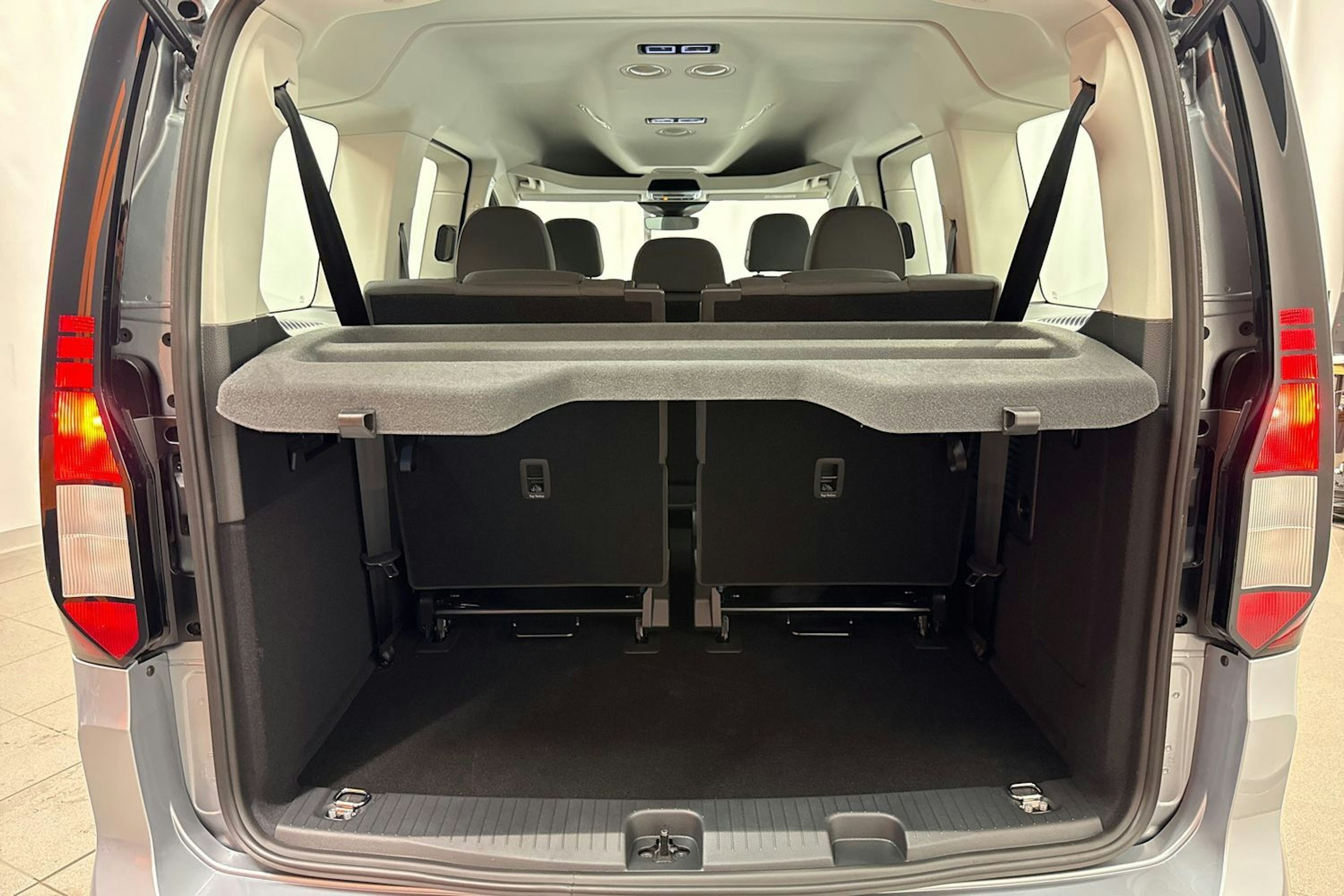 met. harmaa Volkswagen Caddy Maxi 2026 kuva 6.