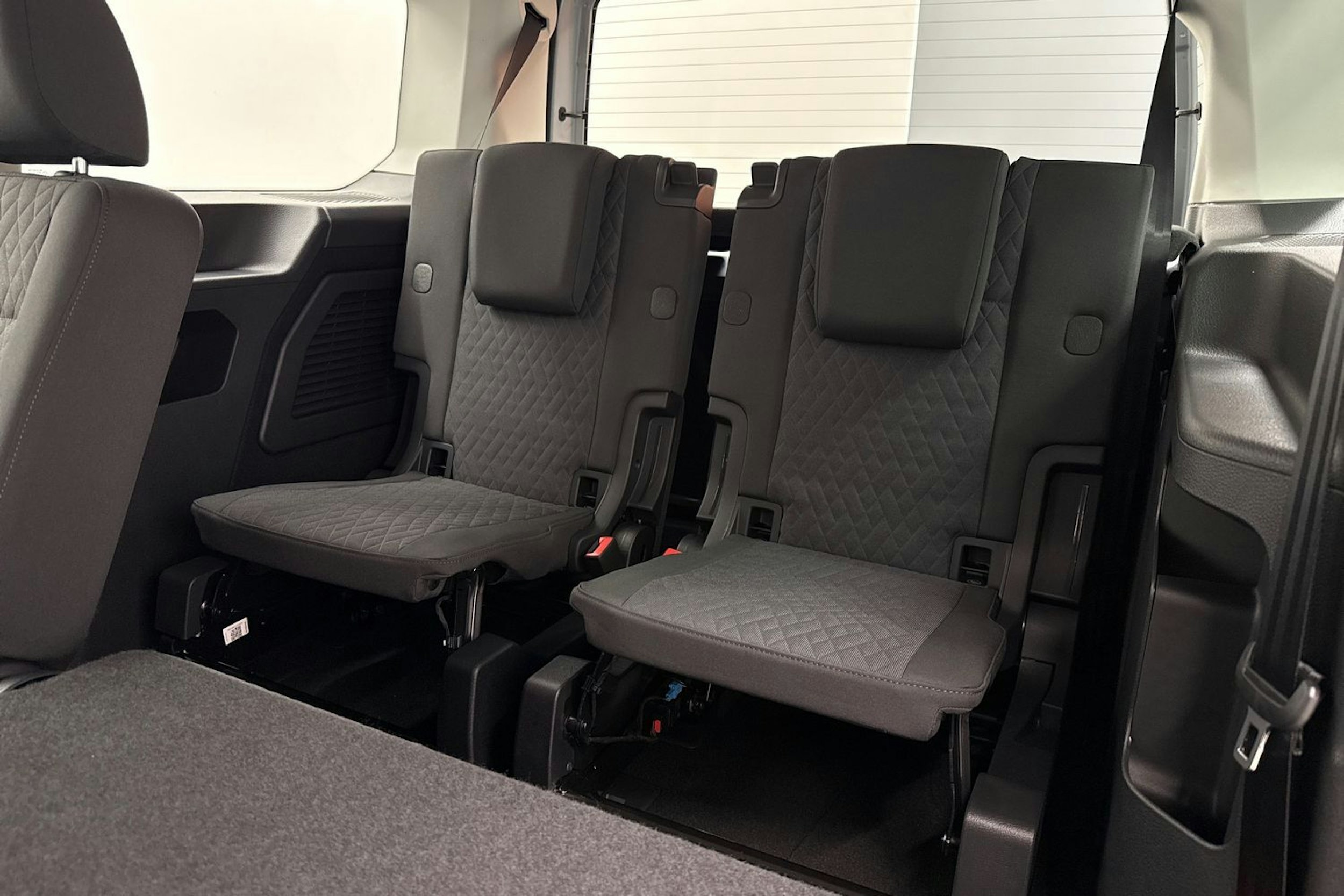 met. harmaa Volkswagen Caddy Maxi 2026 kuva 11.