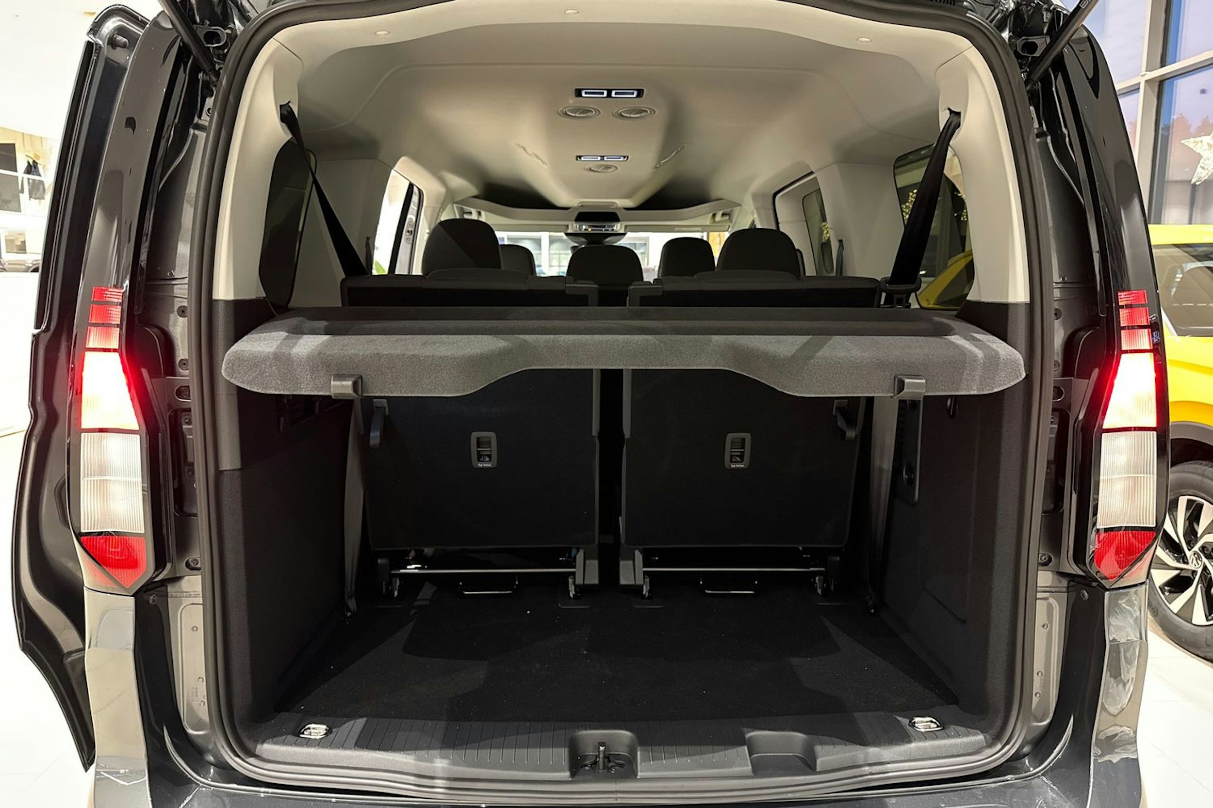 met. harmaa Volkswagen Caddy Maxi 2026 kuva 12.