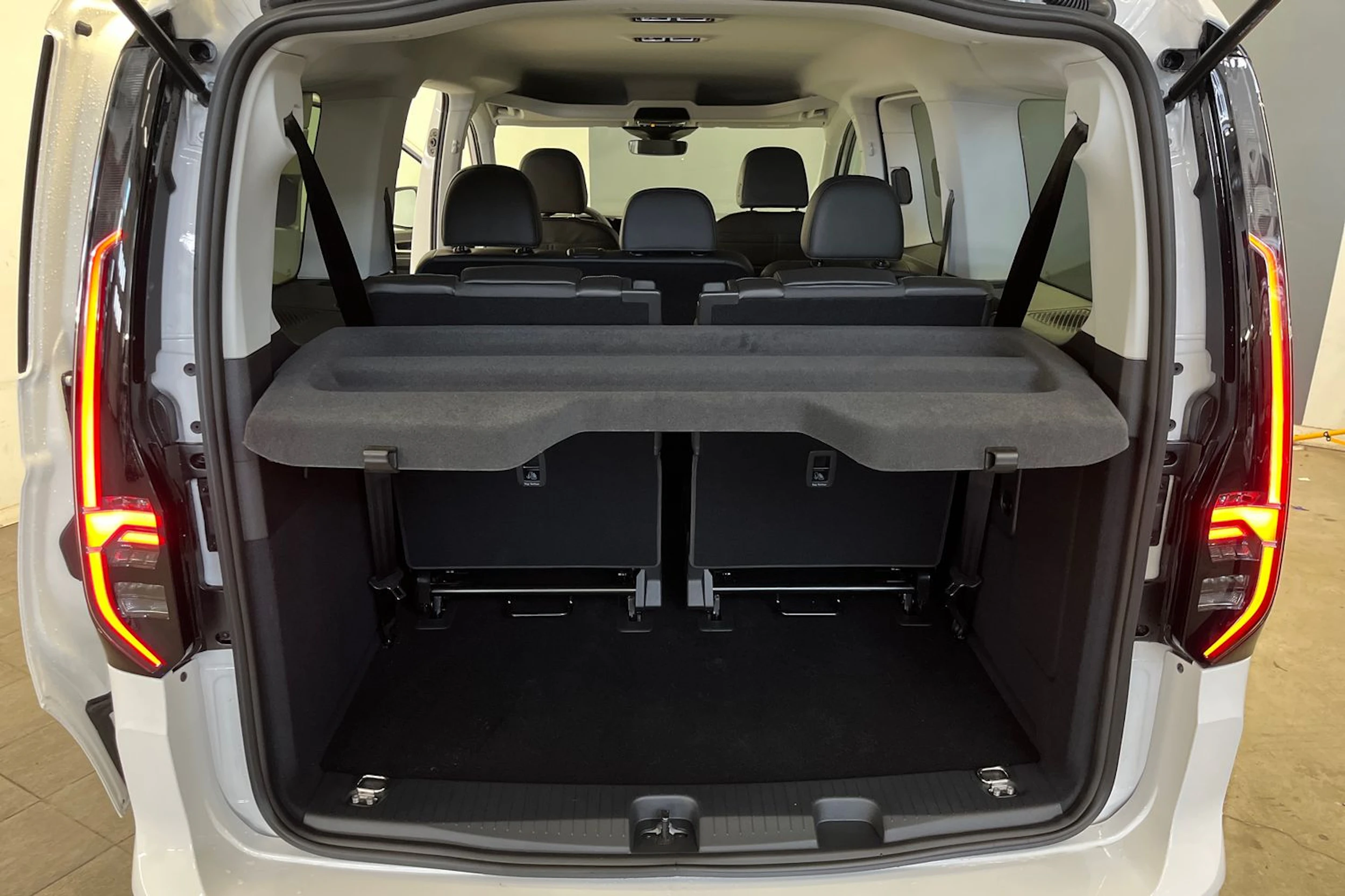 Valkoinen Volkswagen Caddy 2026 kuva 12.