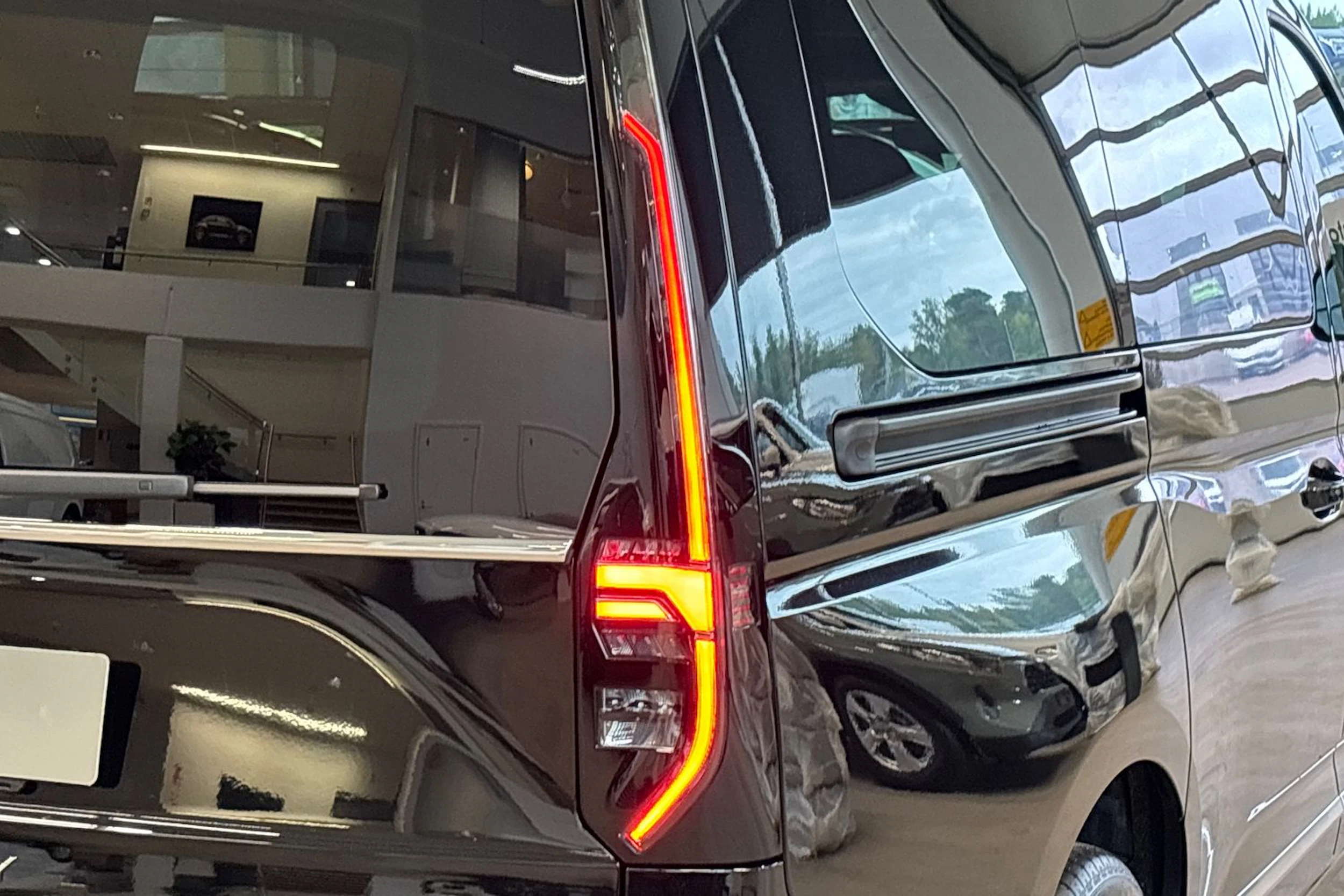 musta Volkswagen Caddy 2027 kuva 14.