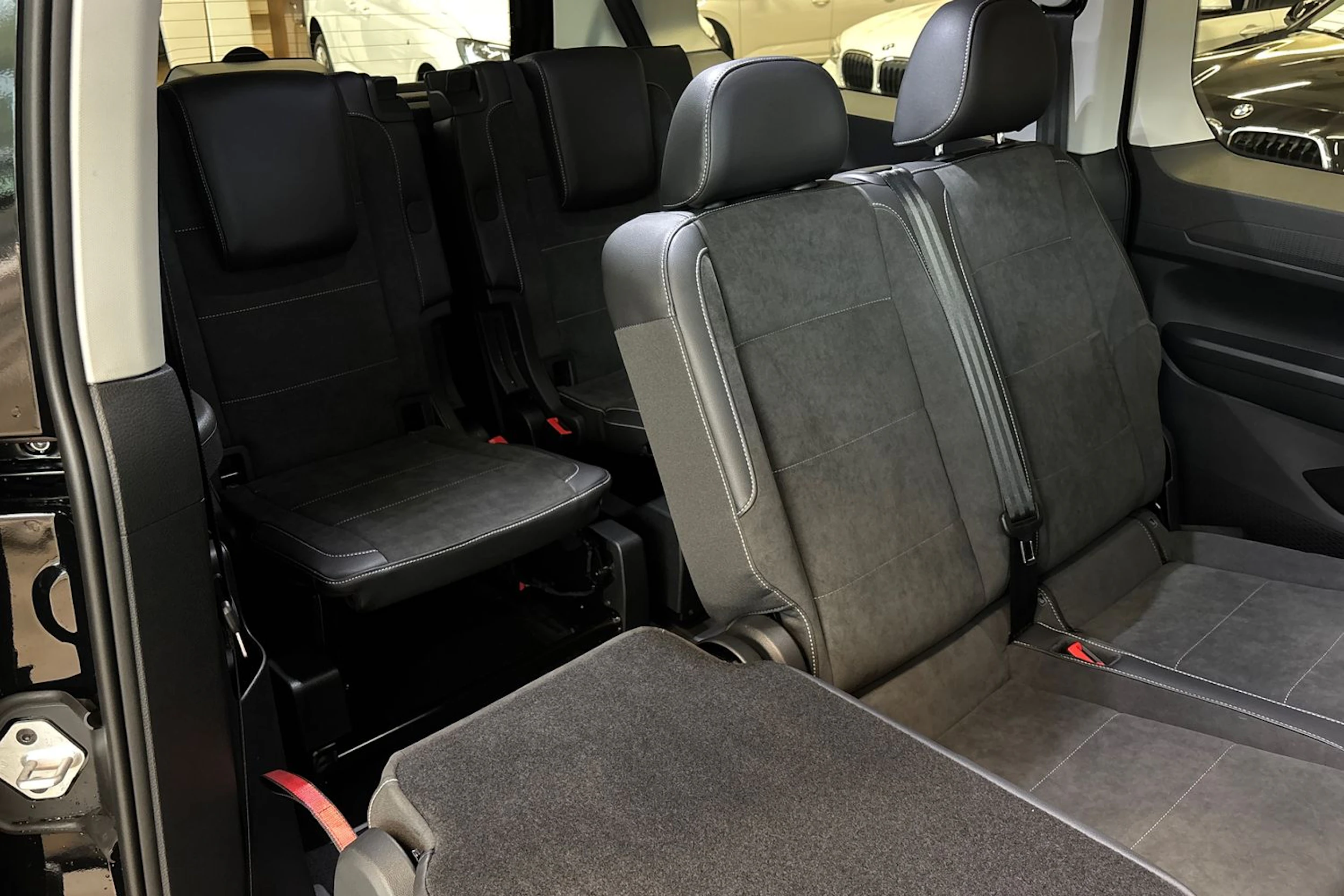 musta Volkswagen Caddy 2027 kuva 18.