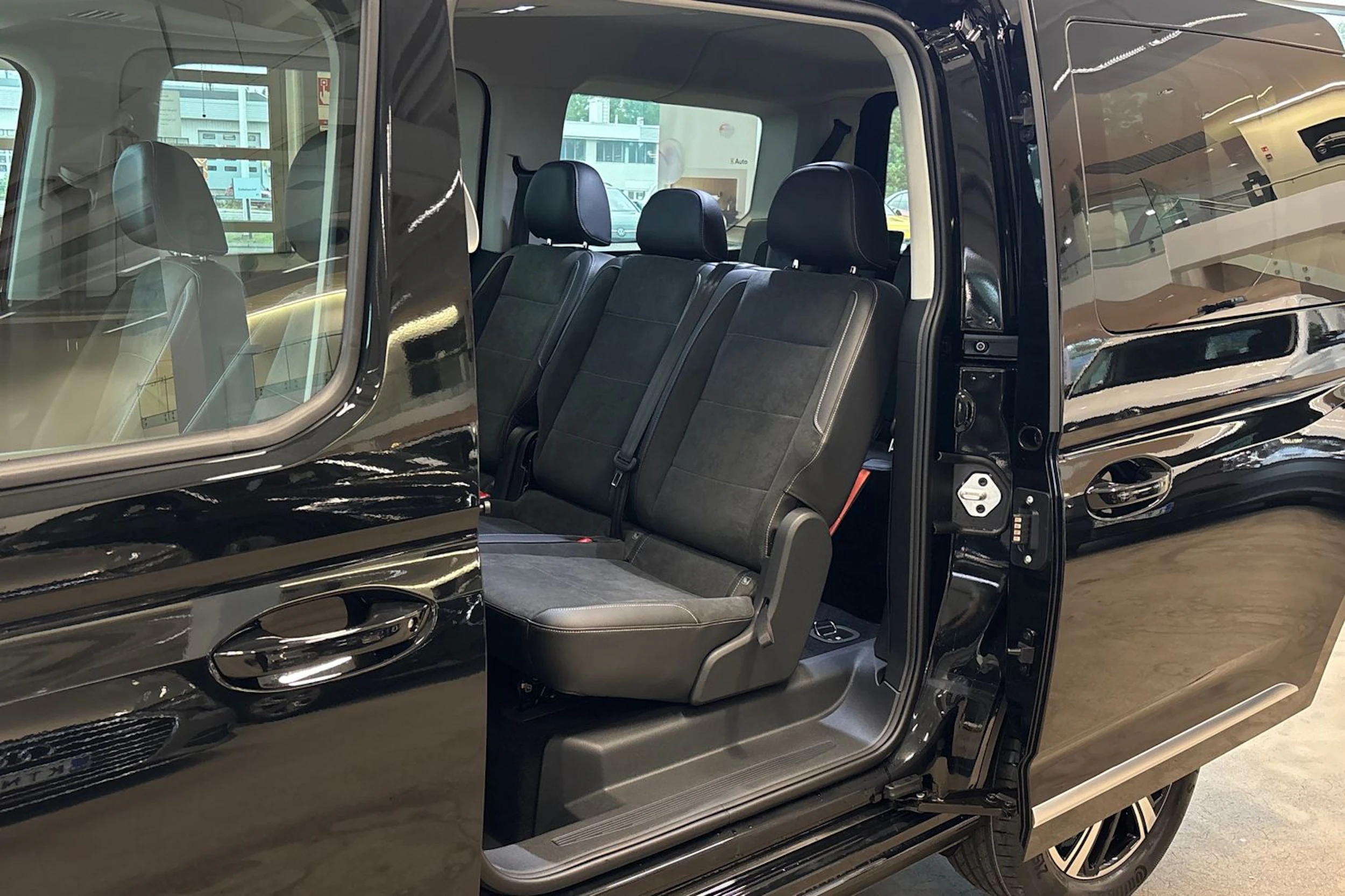 musta Volkswagen Caddy 2027 kuva 22.