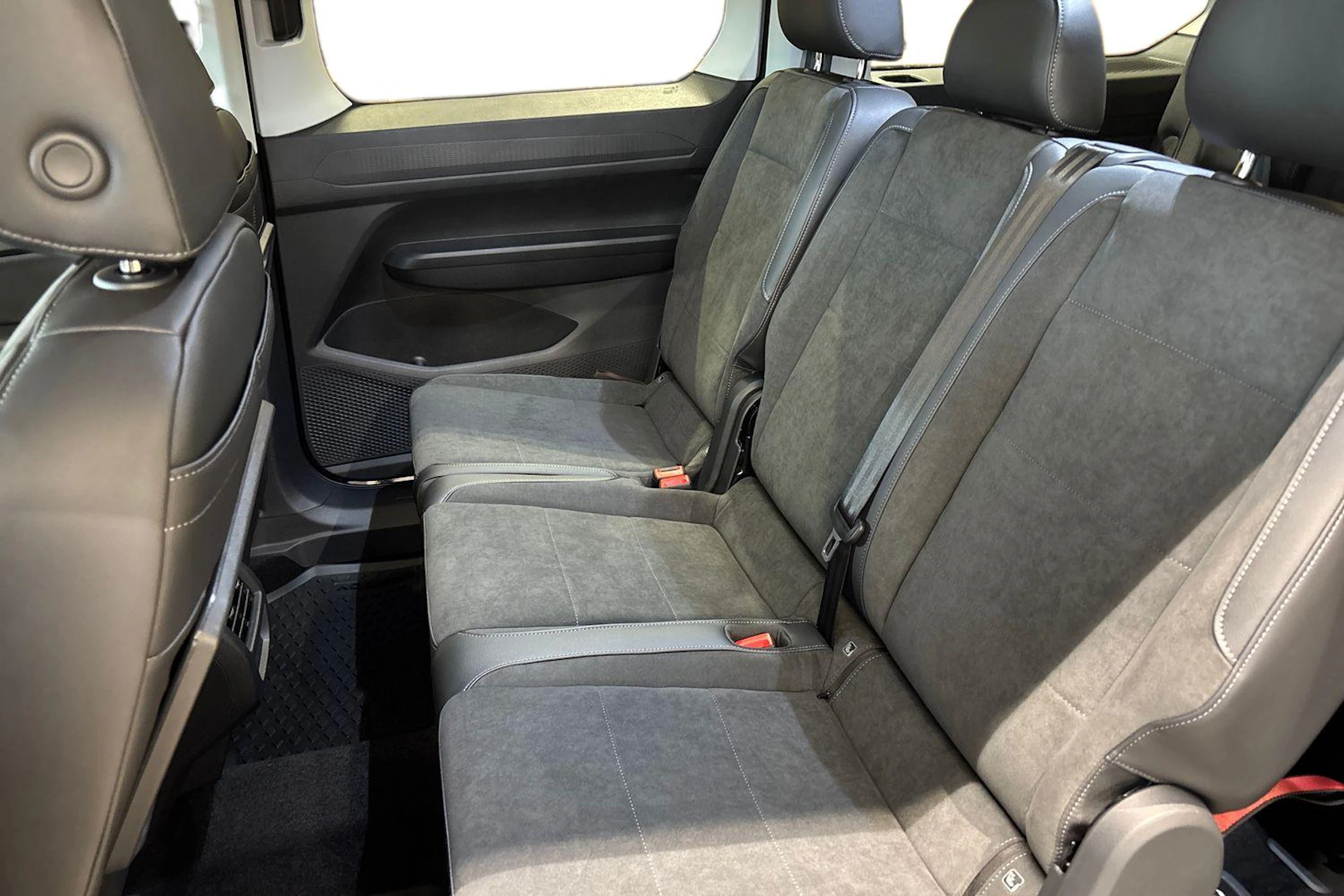 musta Volkswagen Caddy Maxi 2026 kuva 8.