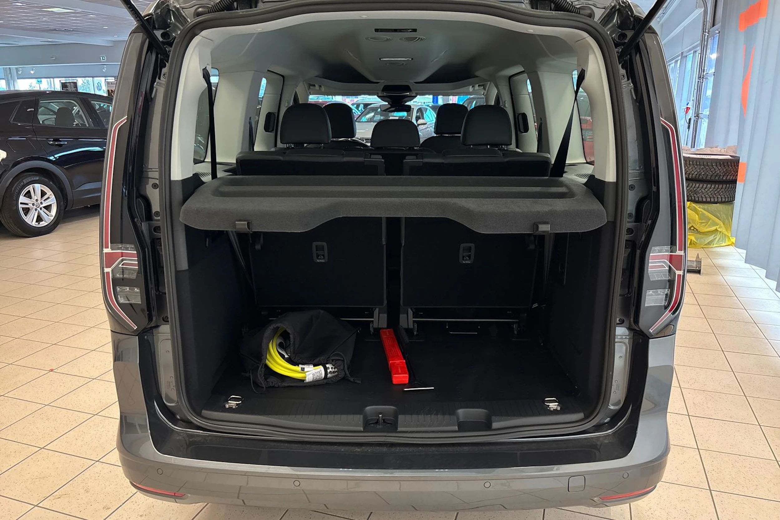 harmaa Volkswagen Caddy Maxi 2026 kuva 12.