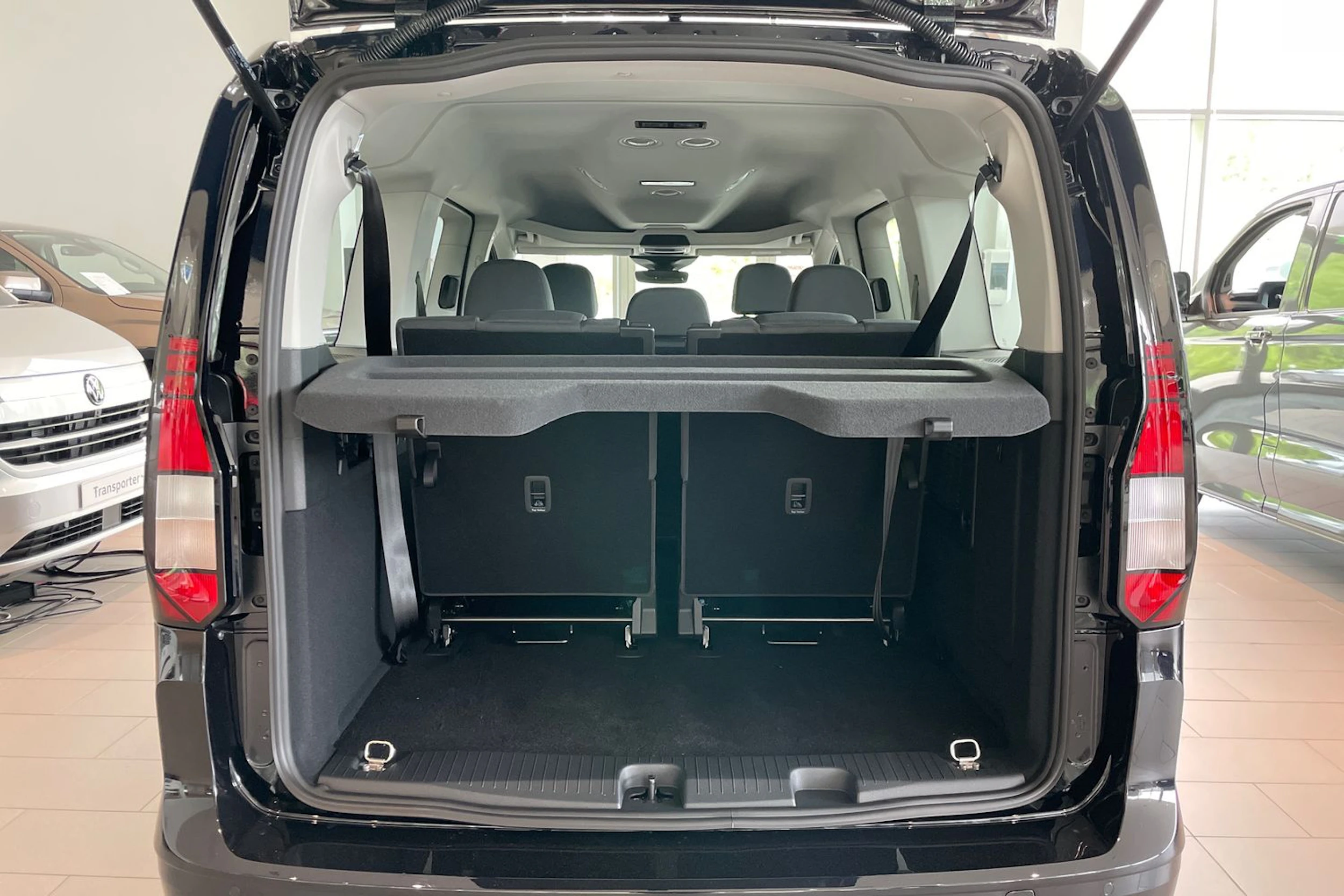 musta Volkswagen Caddy Maxi 2026 kuva 13.