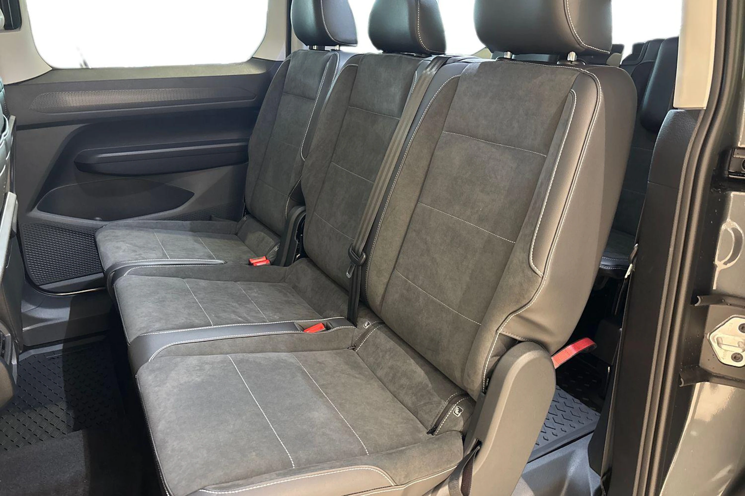 harmaa Volkswagen Caddy Maxi 2026 kuva 8.