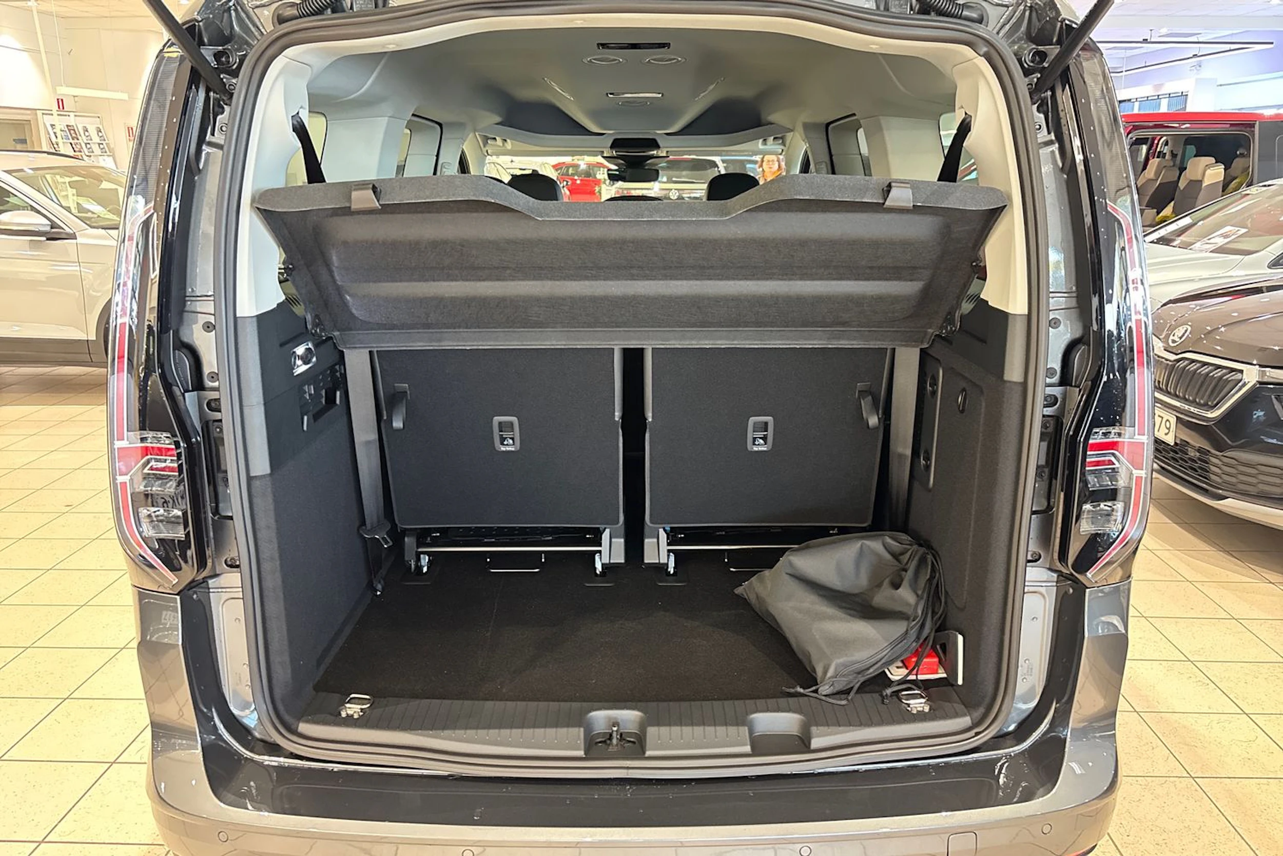 harmaa Volkswagen Caddy Maxi 2026 kuva 11.