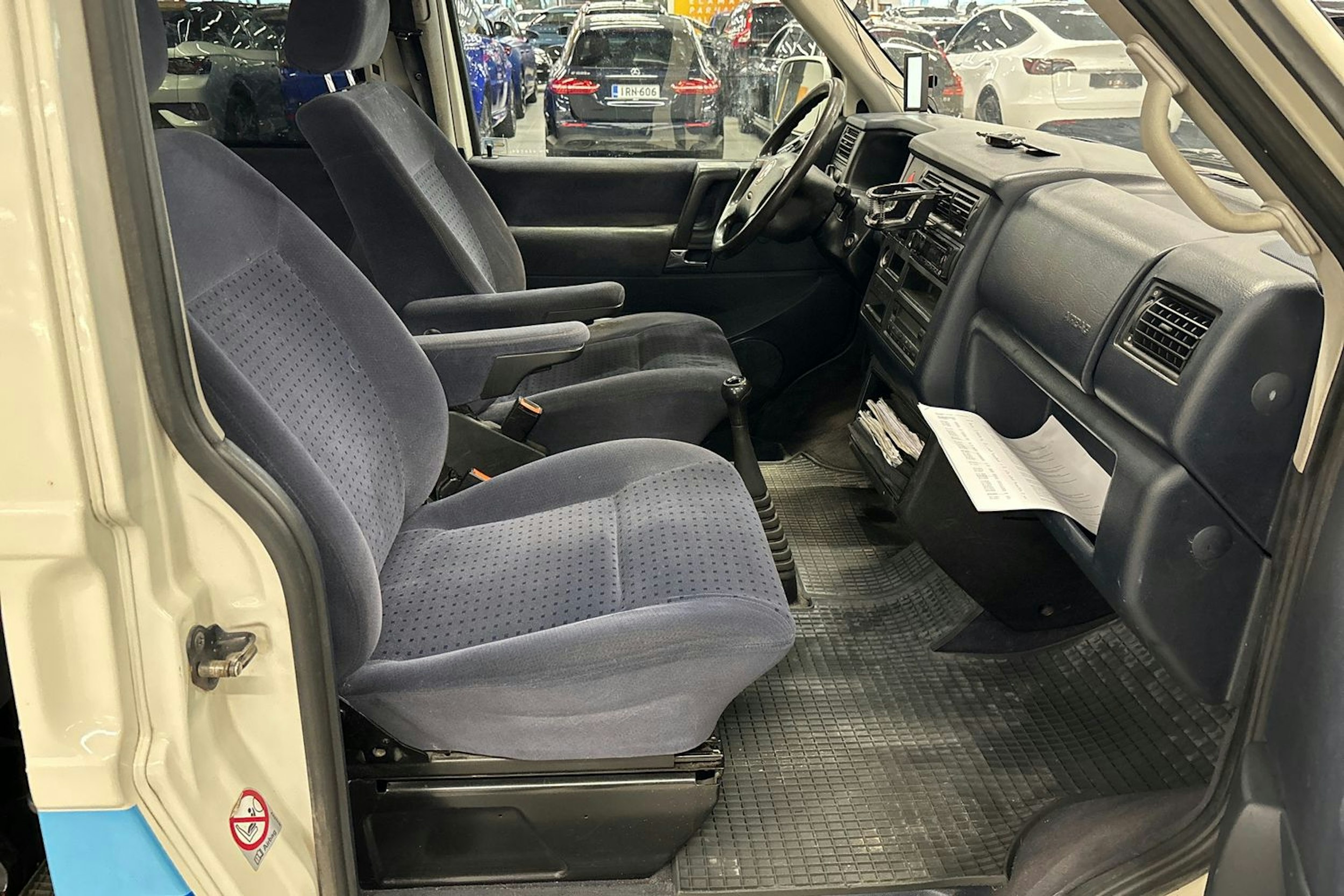 valkoinen Volkswagen Caravelle 2001 kuva 13.