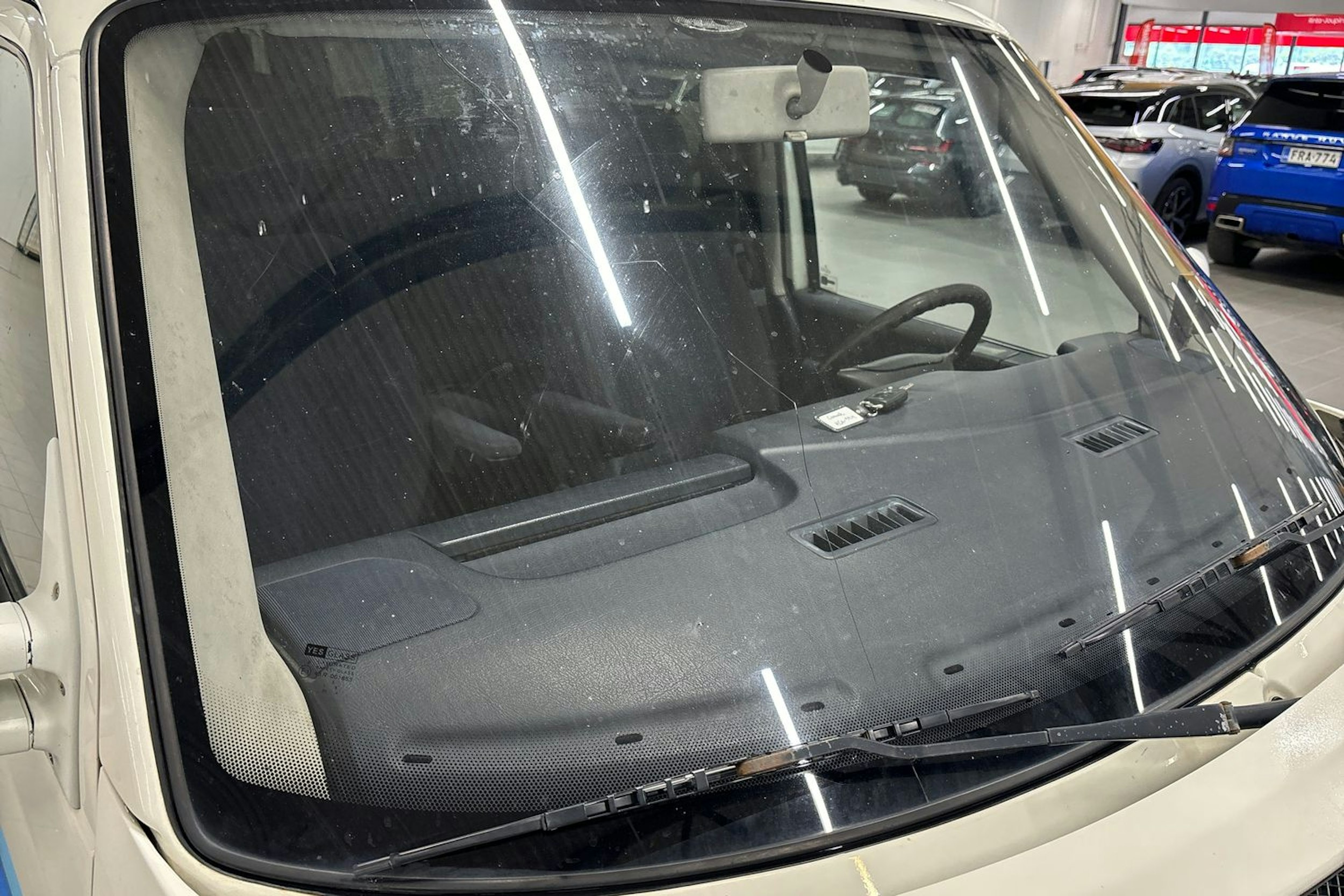 valkoinen Volkswagen Caravelle 2001 kuva 14.