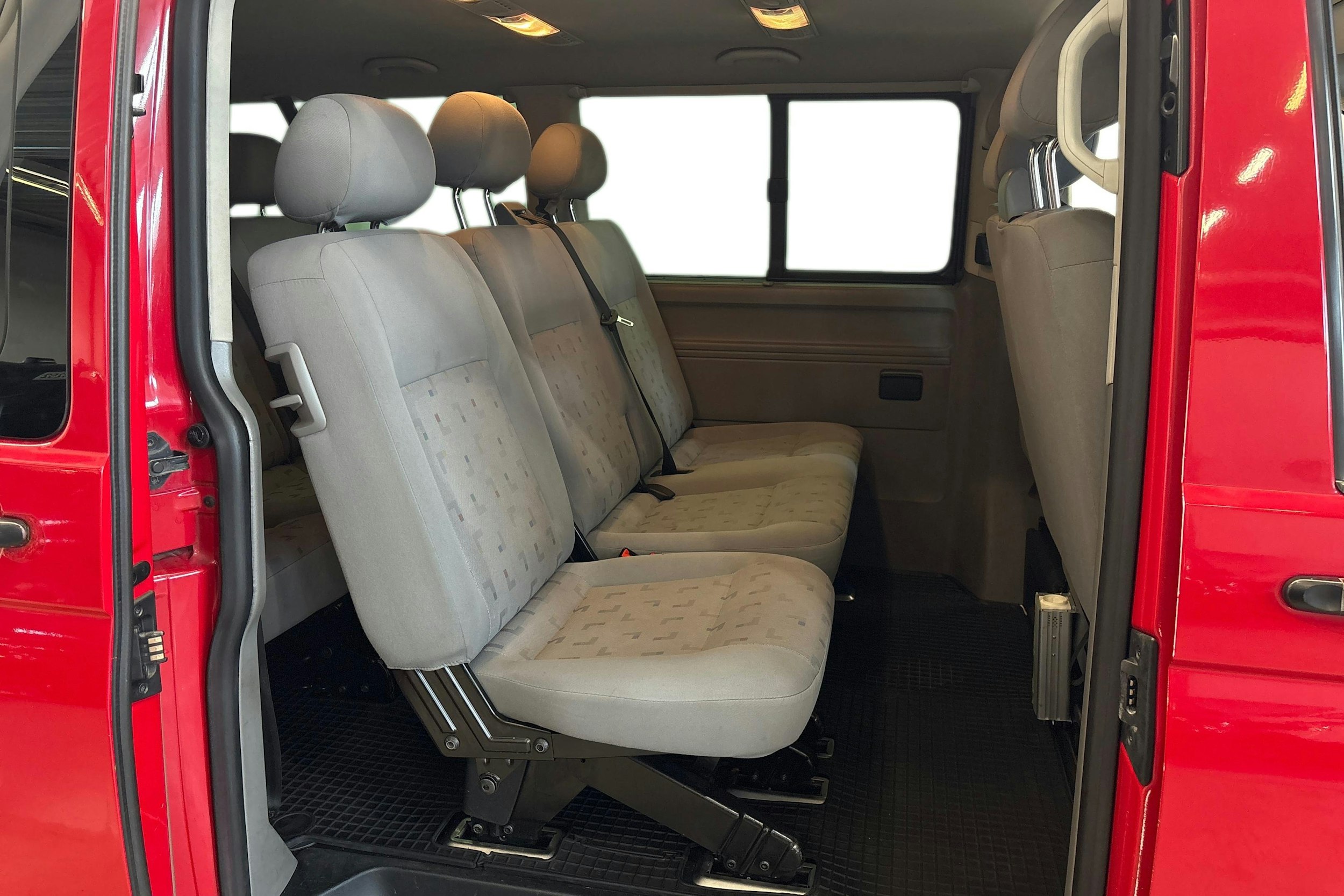 punainen Volkswagen Caravelle 2008 kuva 9.