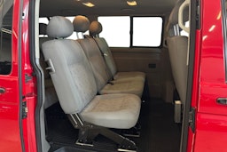 punainen Volkswagen Caravelle 2008 kuva 9.
