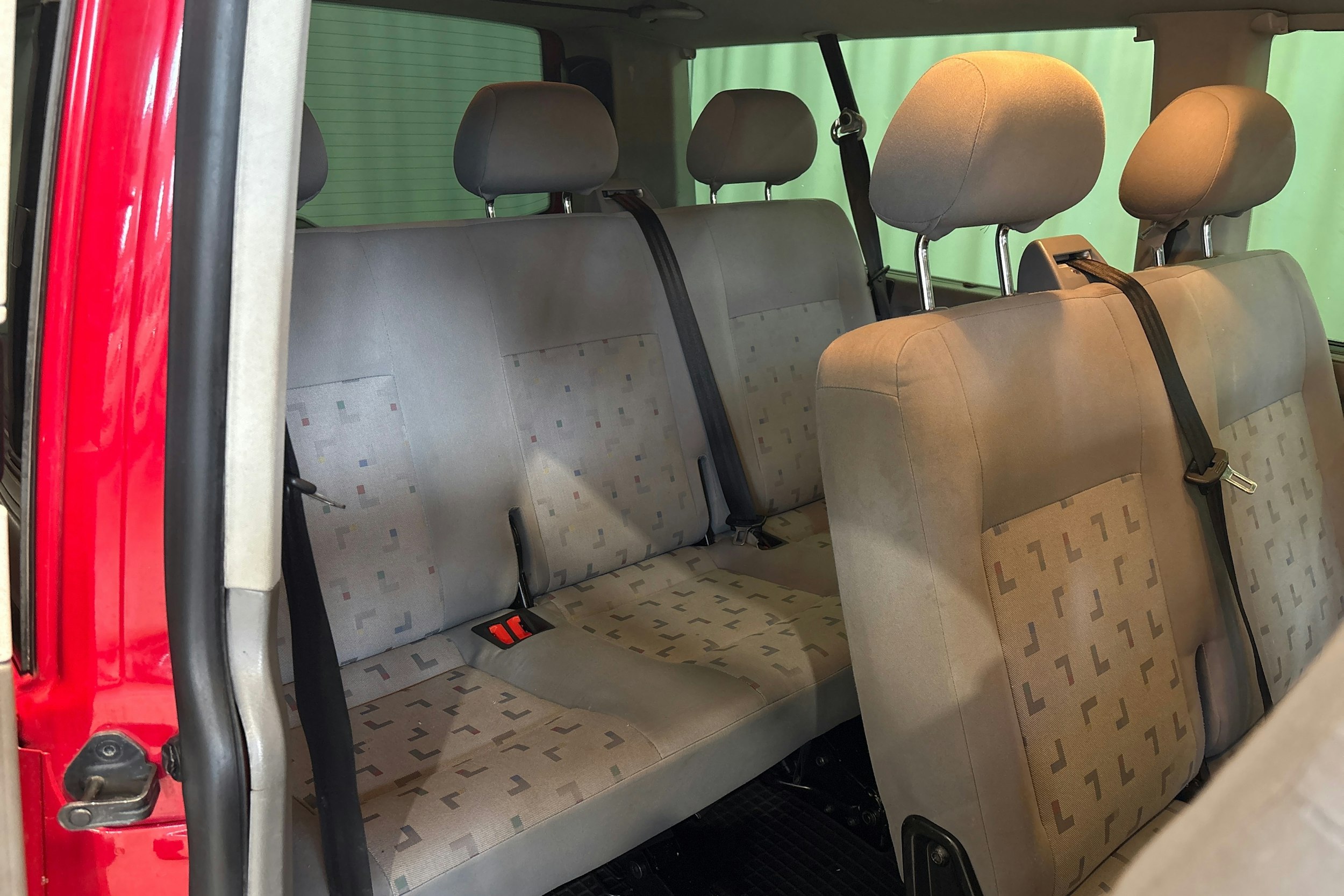 punainen Volkswagen Caravelle 2008 kuva 10.