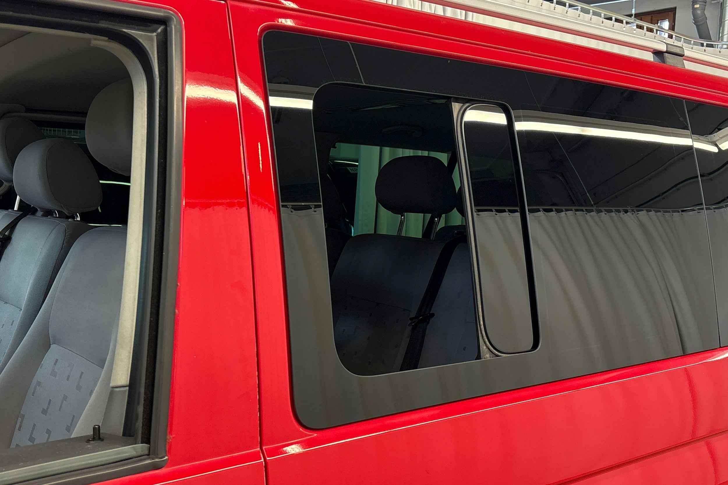 punainen Volkswagen Caravelle 2008 kuva 11.