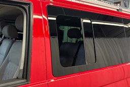 punainen Volkswagen Caravelle 2008 kuva 11.