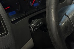 punainen Volkswagen Caravelle 2008 kuva 12.