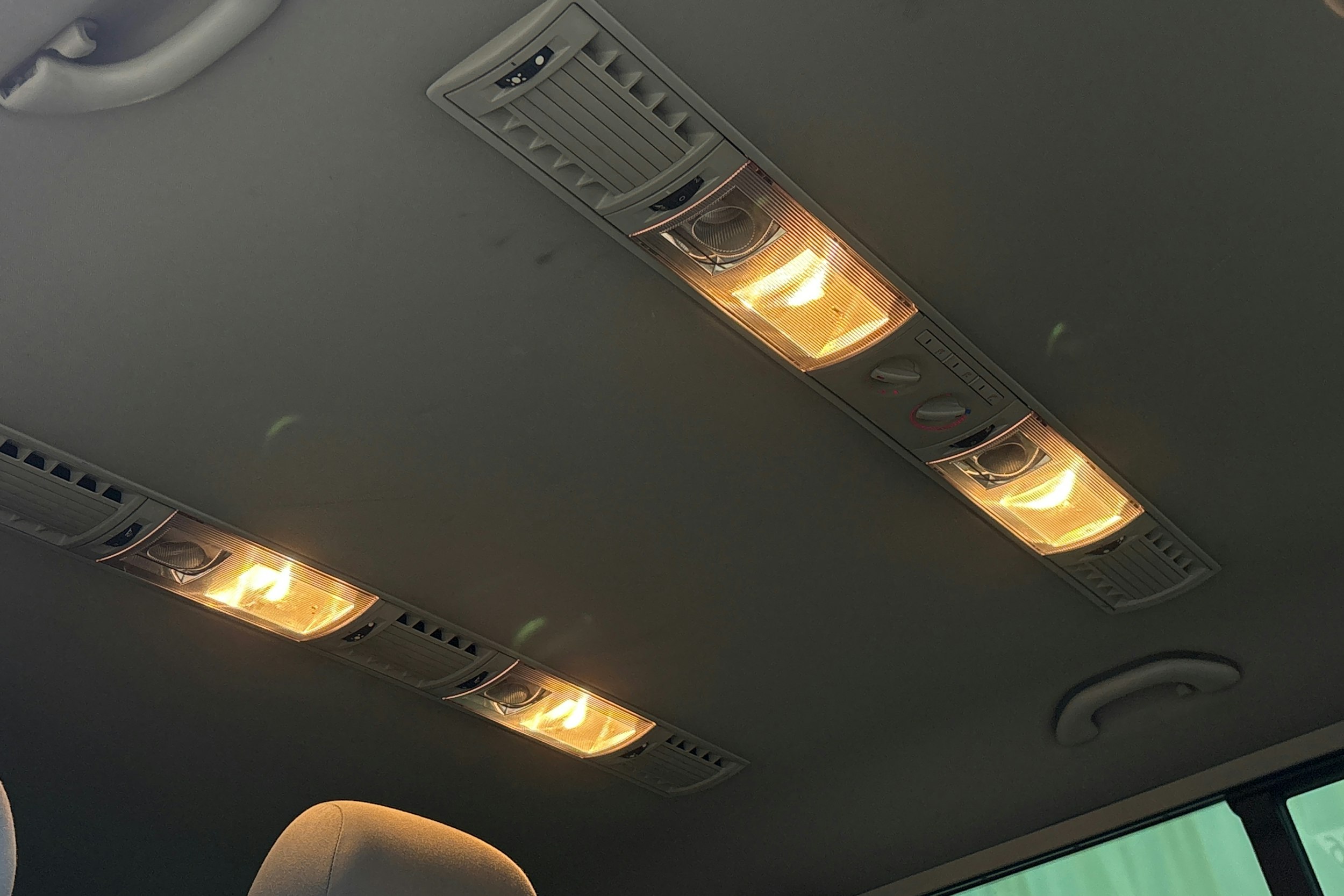 punainen Volkswagen Caravelle 2008 kuva 13.