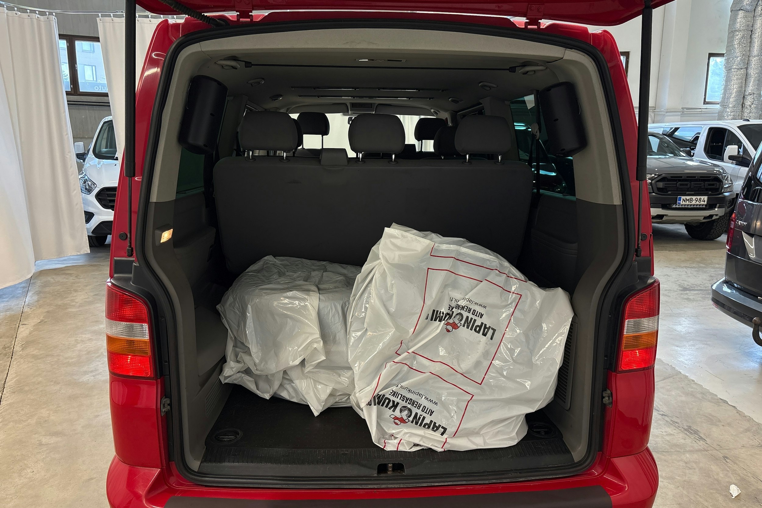 punainen Volkswagen Caravelle 2008 kuva 14.