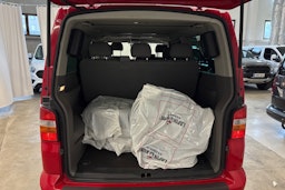 punainen Volkswagen Caravelle 2008 kuva 14.
