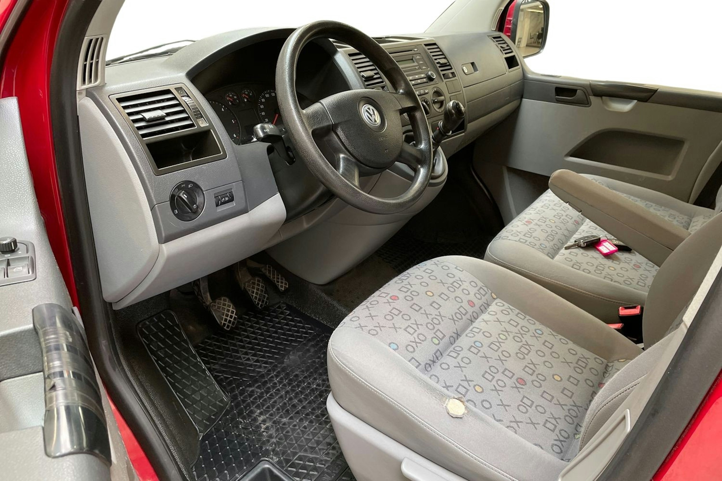 punainen Volkswagen Caravelle 2008 kuva 7.