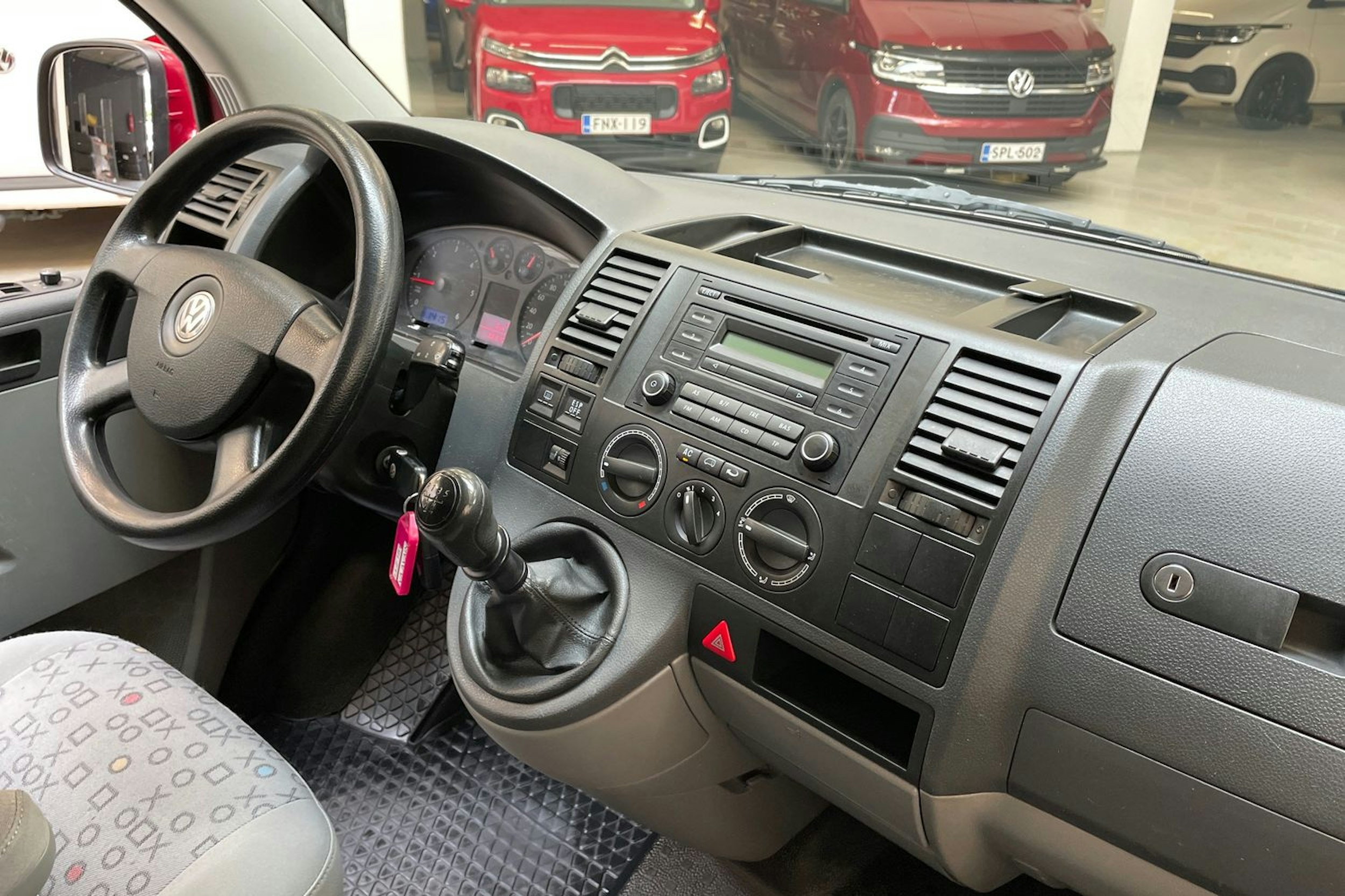 punainen Volkswagen Caravelle 2008 kuva 13.