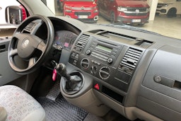 punainen Volkswagen Caravelle 2008 kuva 13.