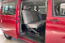 punainen Volkswagen Caravelle 2008 kuva 14.