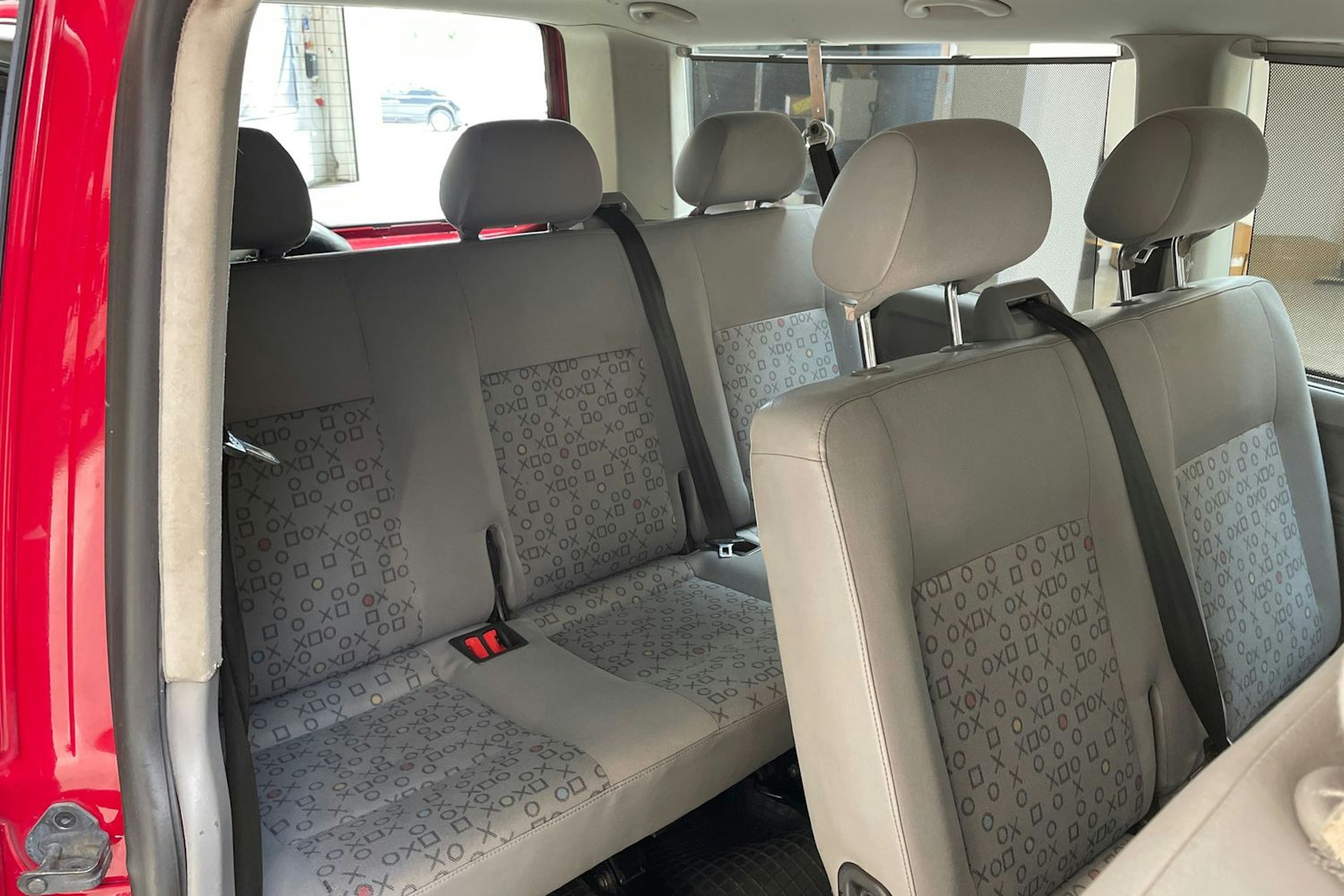 punainen Volkswagen Caravelle 2008 kuva 16.