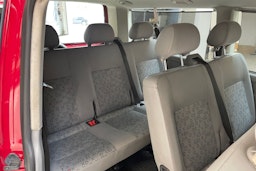 punainen Volkswagen Caravelle 2008 kuva 16.