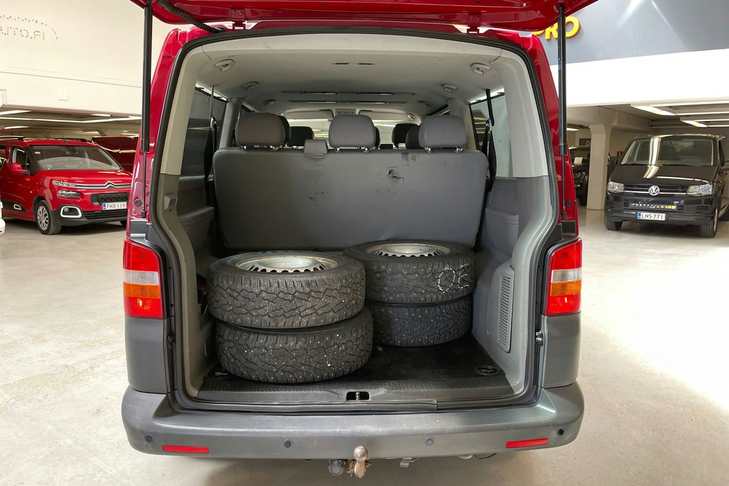 punainen Volkswagen Caravelle 2008 kuva 17.