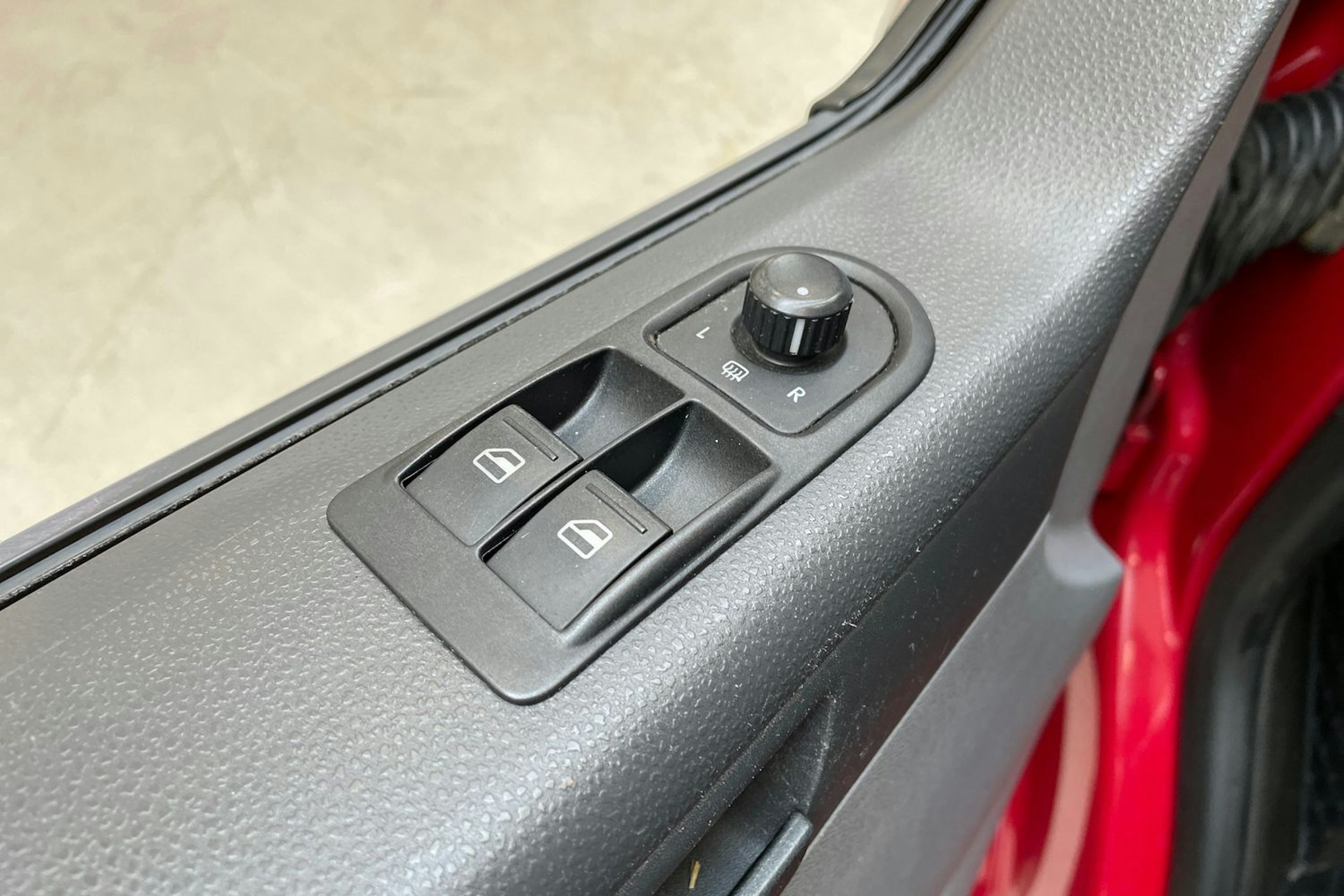 punainen Volkswagen Caravelle 2008 kuva 19.