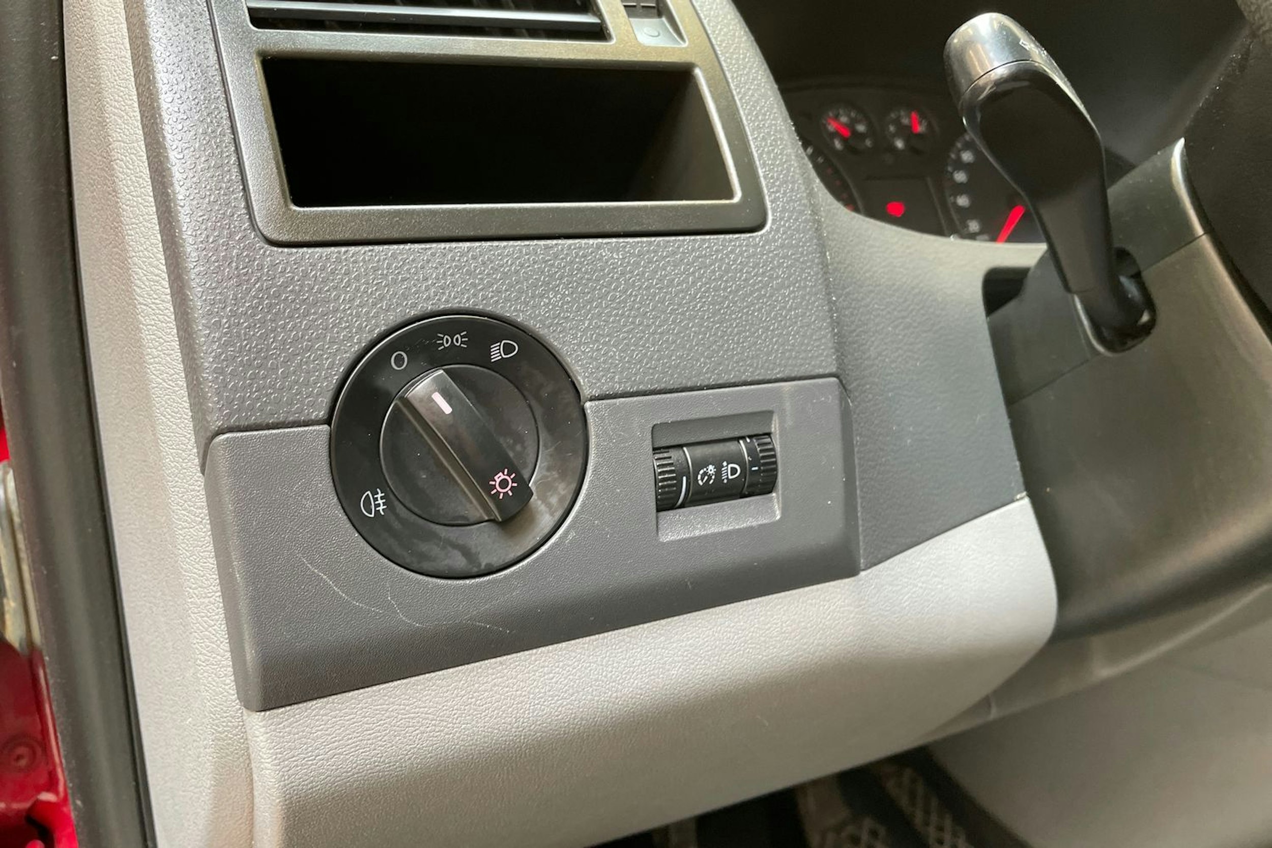 punainen Volkswagen Caravelle 2008 kuva 20.