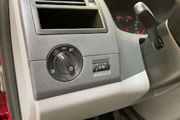 punainen Volkswagen Caravelle 2008 kuva 20.