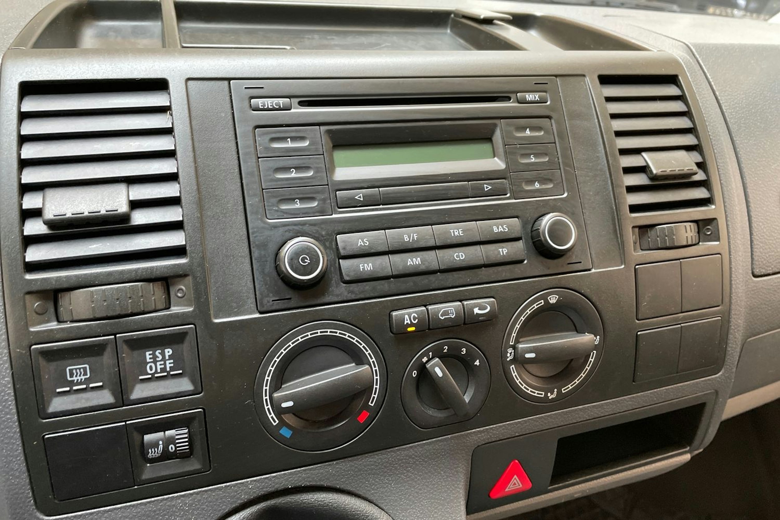 punainen Volkswagen Caravelle 2008 kuva 22.