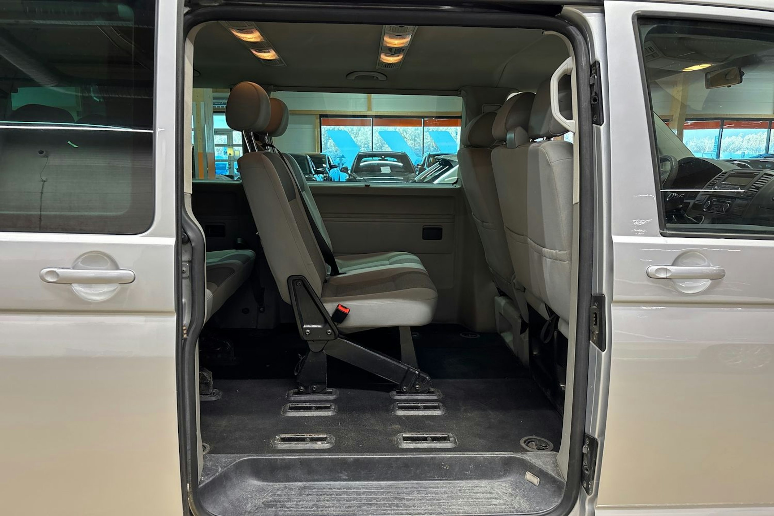 met. hopea Volkswagen Caravelle 2010 kuva 21.