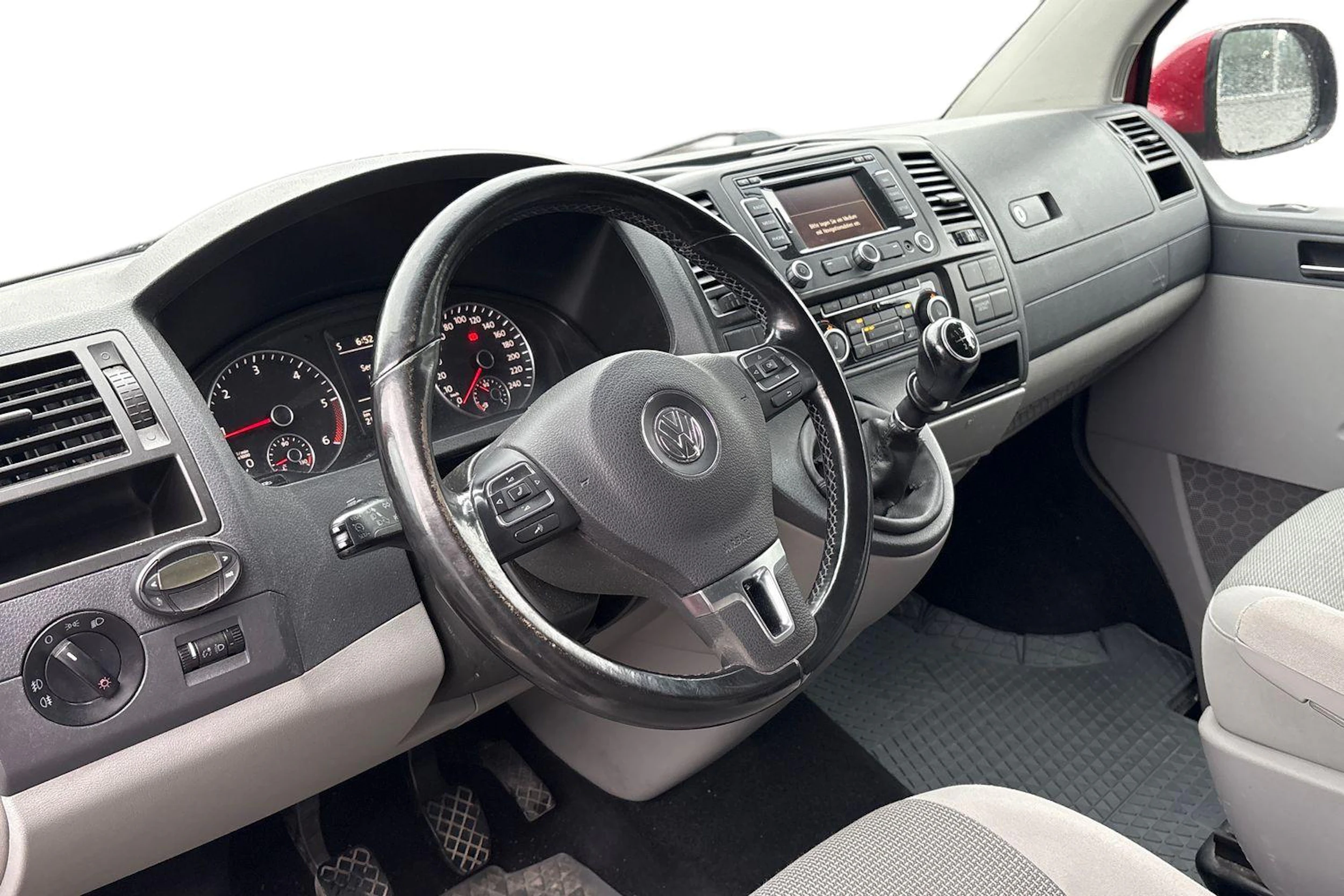 punainen Volkswagen Caravelle 2010 kuva 3.