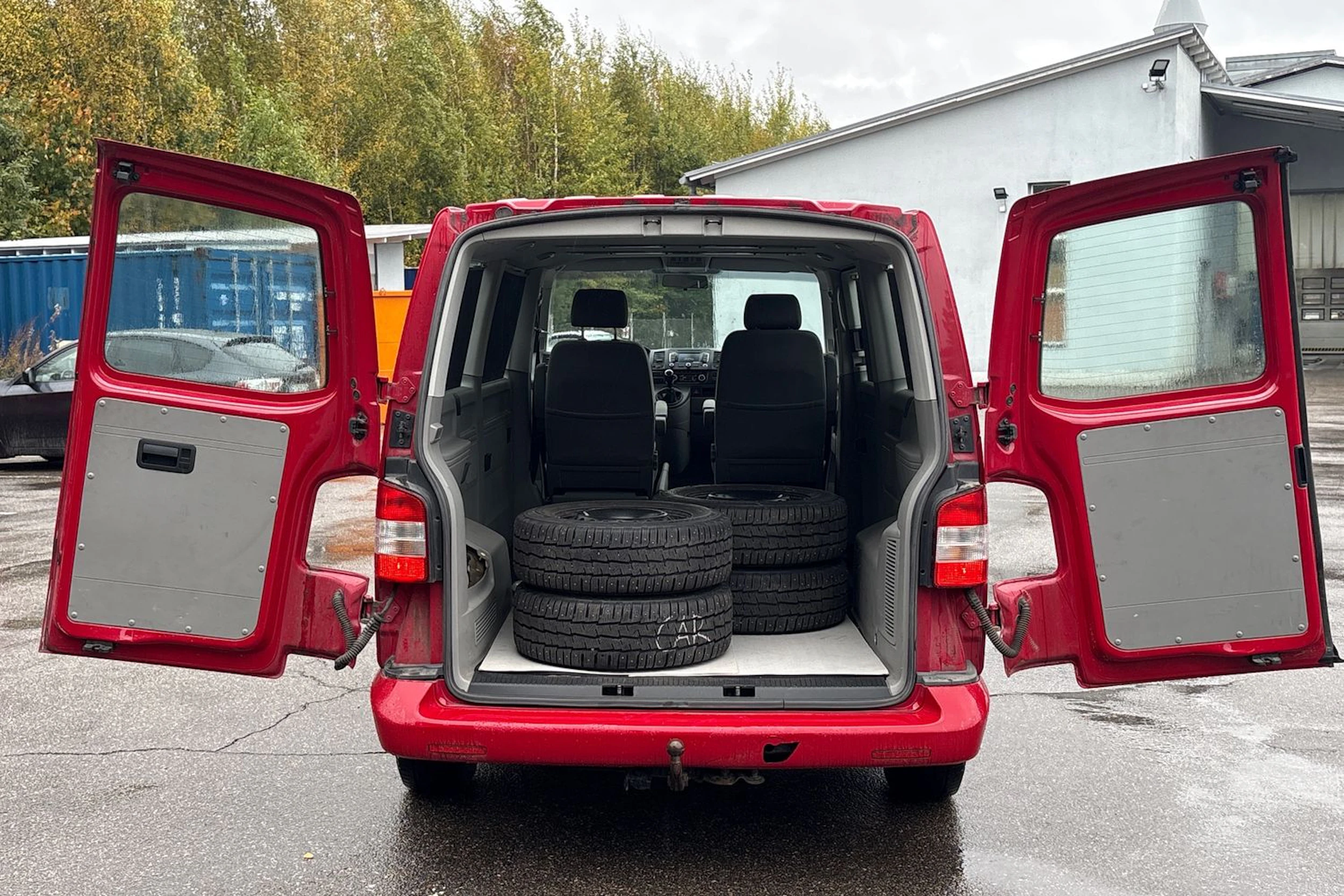 punainen Volkswagen Caravelle 2010 kuva 4.