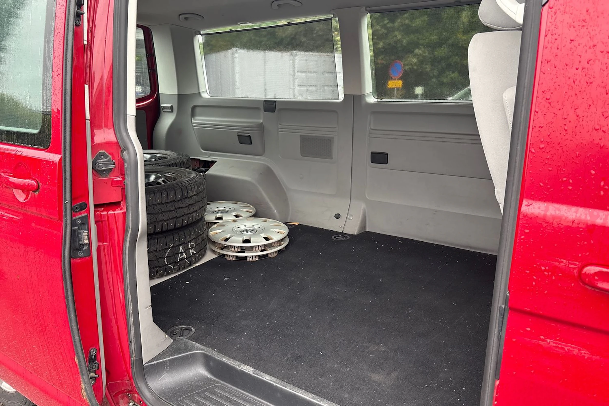 punainen Volkswagen Caravelle 2010 kuva 5.