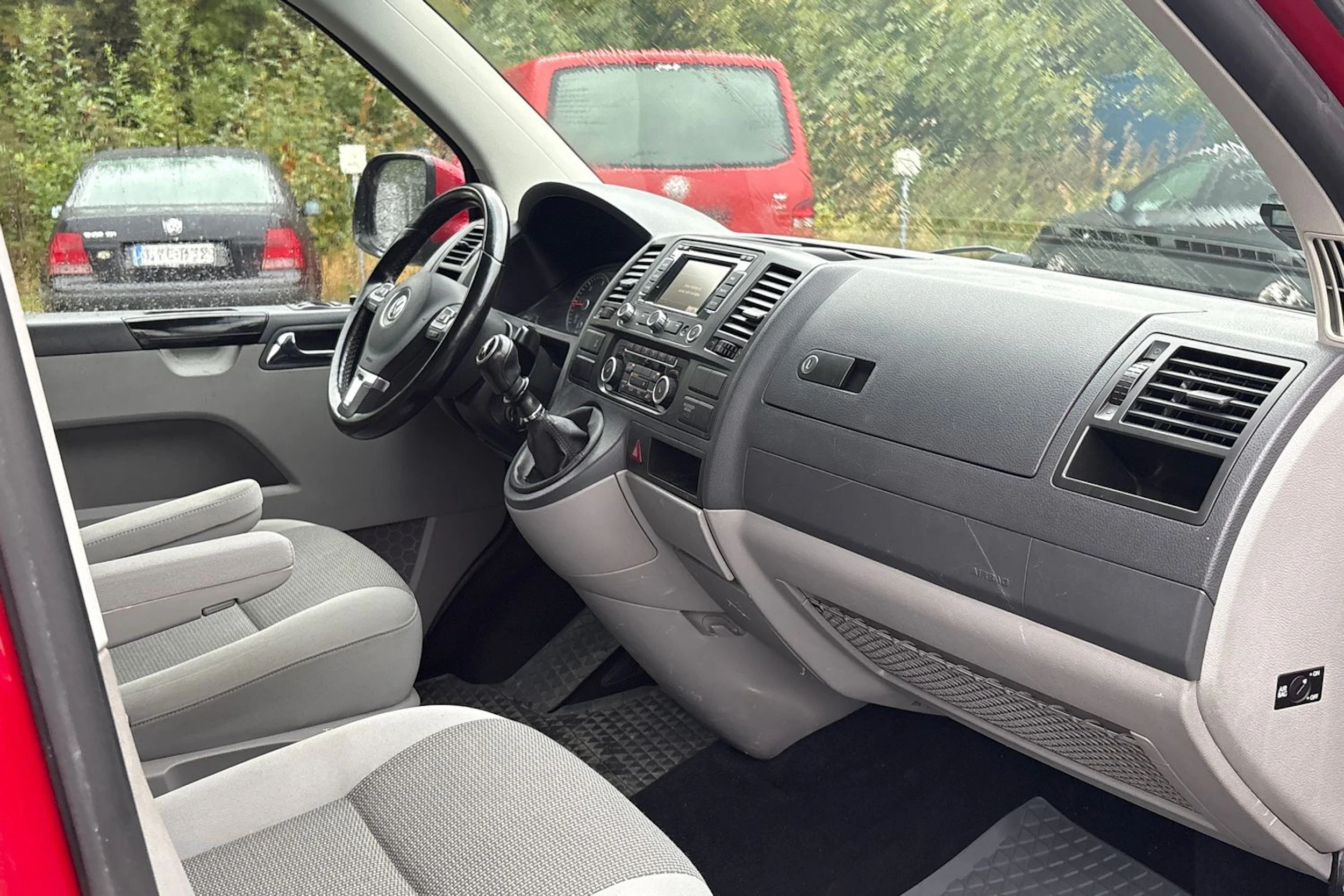 punainen Volkswagen Caravelle 2010 kuva 6.