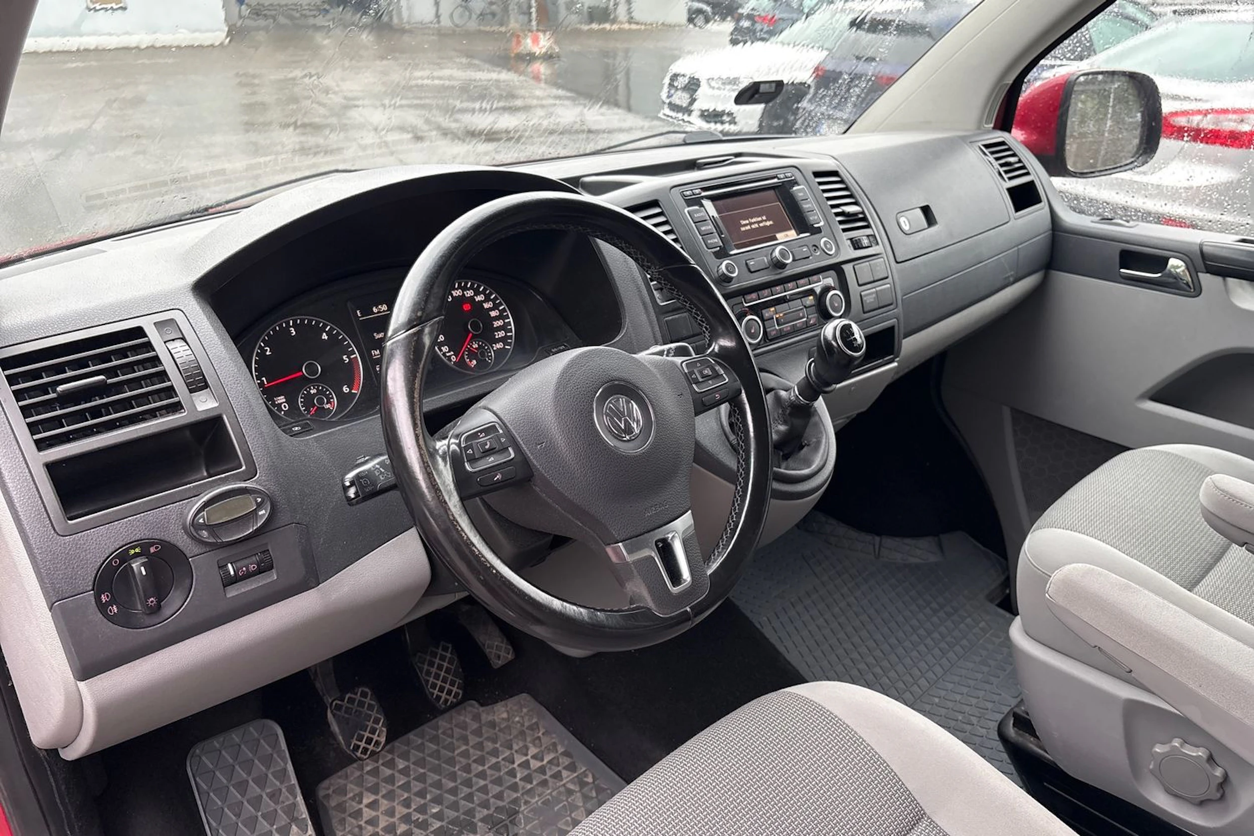 punainen Volkswagen Caravelle 2010 kuva 7.